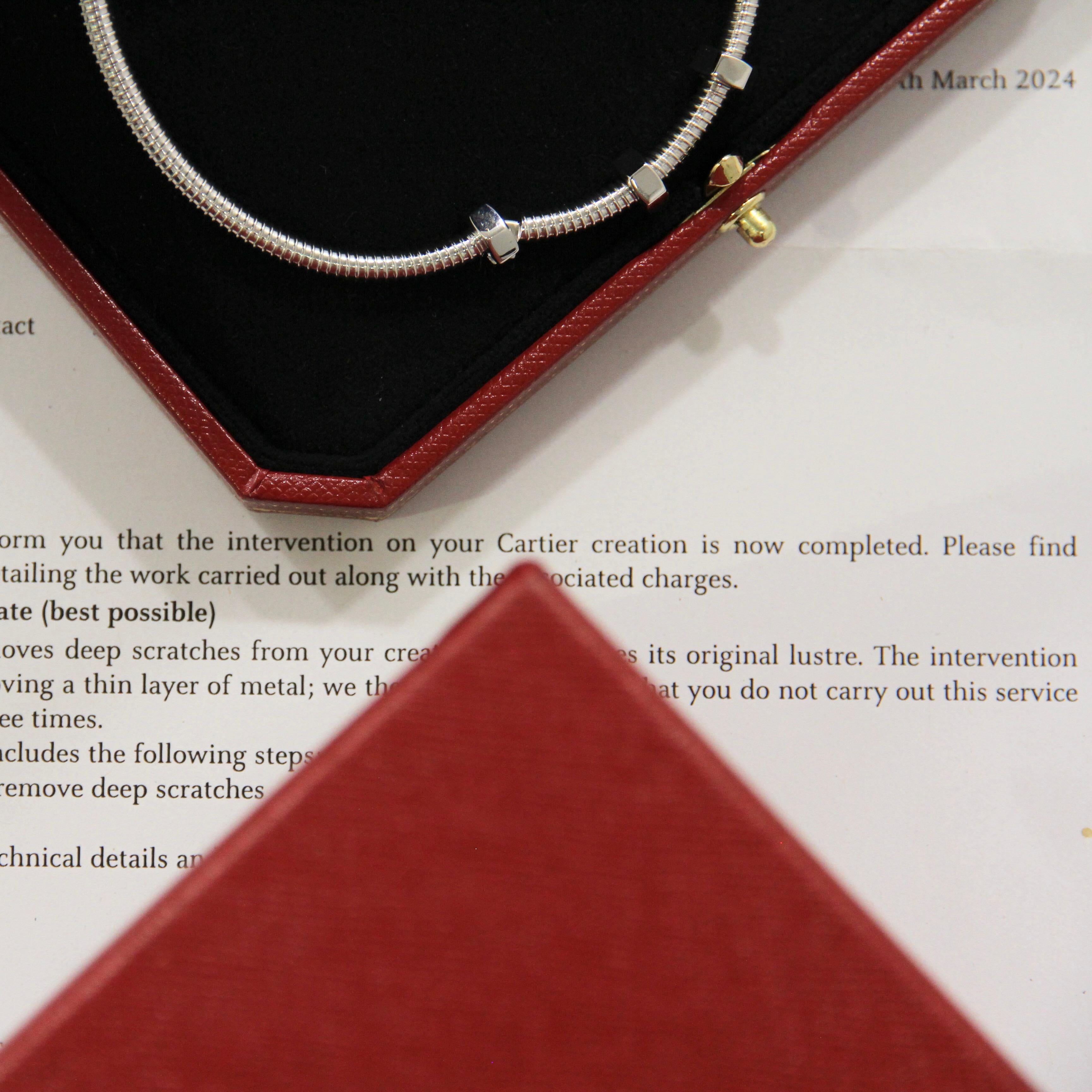 Gönnen Sie sich den Inbegriff von Luxus mit diesem atemberaubenden Cartier Écrou de Cartier Armreif. Dieses ovale Armband aus 18 Karat Weißgold besticht durch sein einzigartiges, von Schrauben und Muttern inspiriertes Design, das Eleganz und
