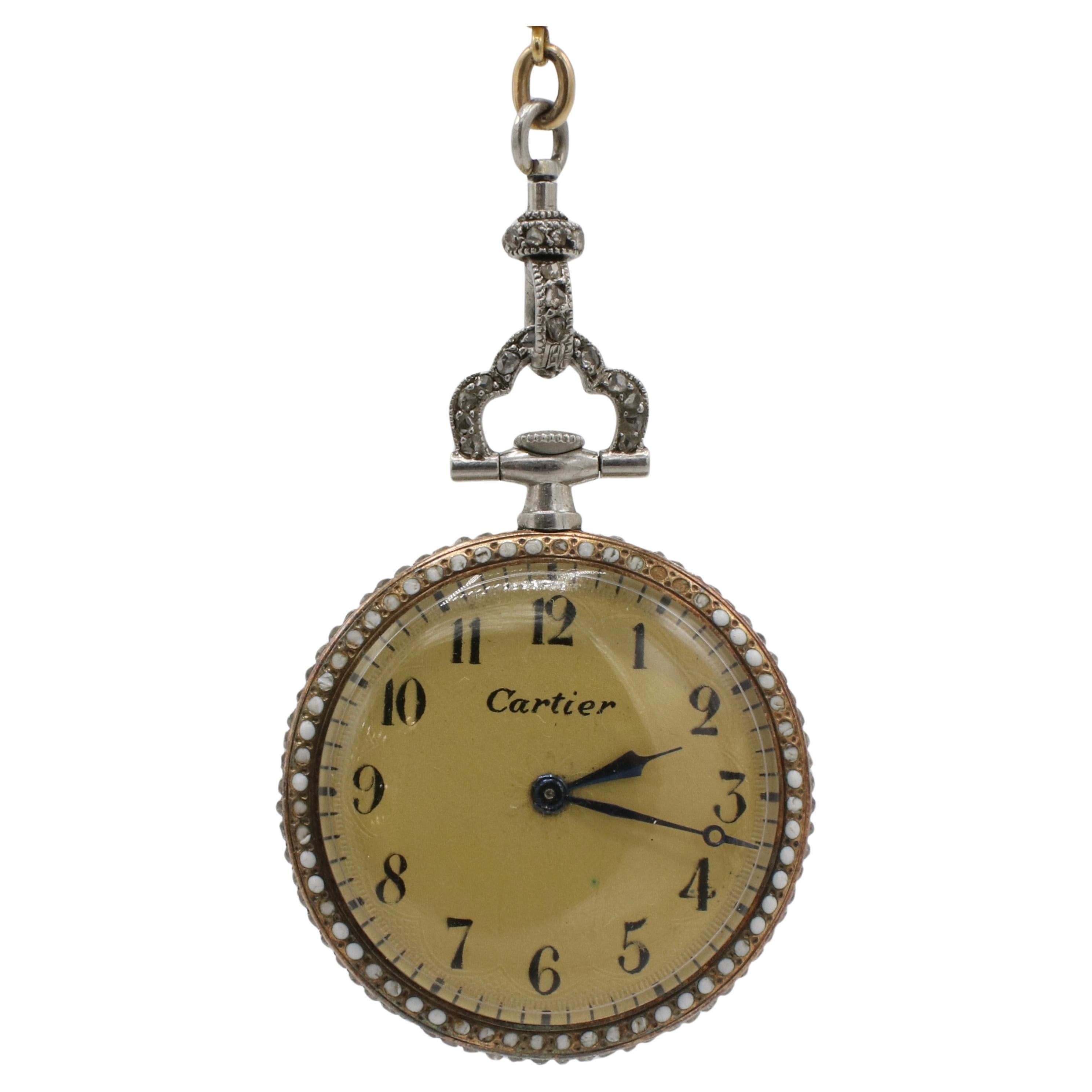 Cartier Edwardian Antike Platin & Gold Natürliche Diamant-Emaille & Perle Taschenuhr Anhänger Halskette 
Metall: Platin & 18k Gelbgold
Gewicht: 29.9 Gramm
Durchmesser: 27 mm
Diamanten: Natürliche Diamanten im Rosenschliff, ca. 0,50 CTW 
Perlen:
