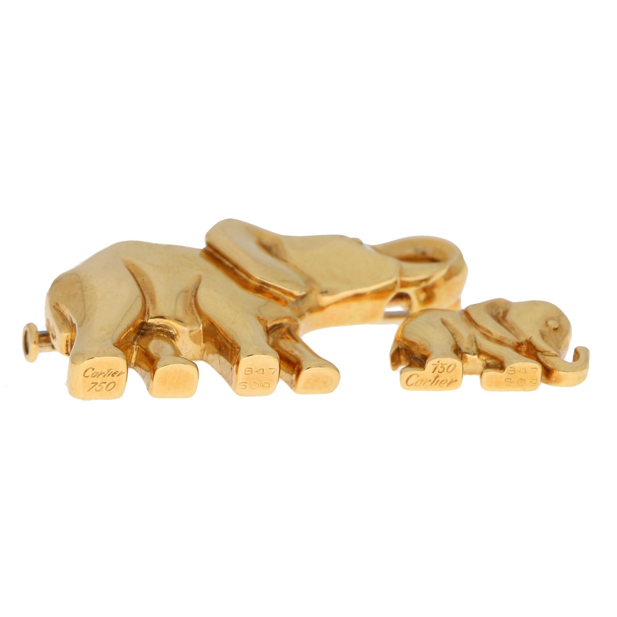 Contemporain Broche / Collier pendentif éléphant et veau de Cartier en or jaune 18k
