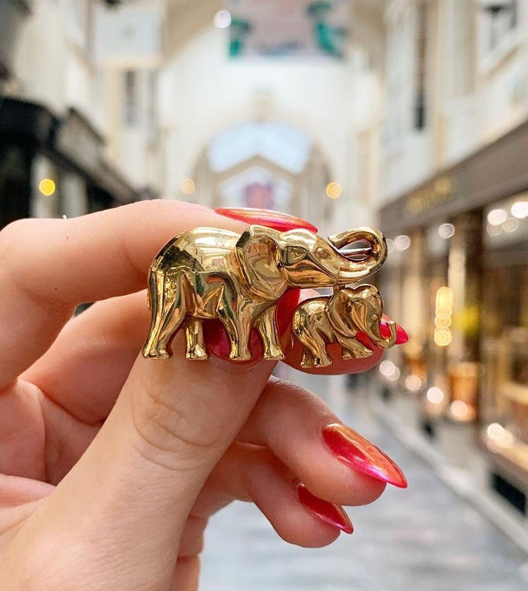 Broche / Collier pendentif éléphant et veau de Cartier en or jaune 18k 1