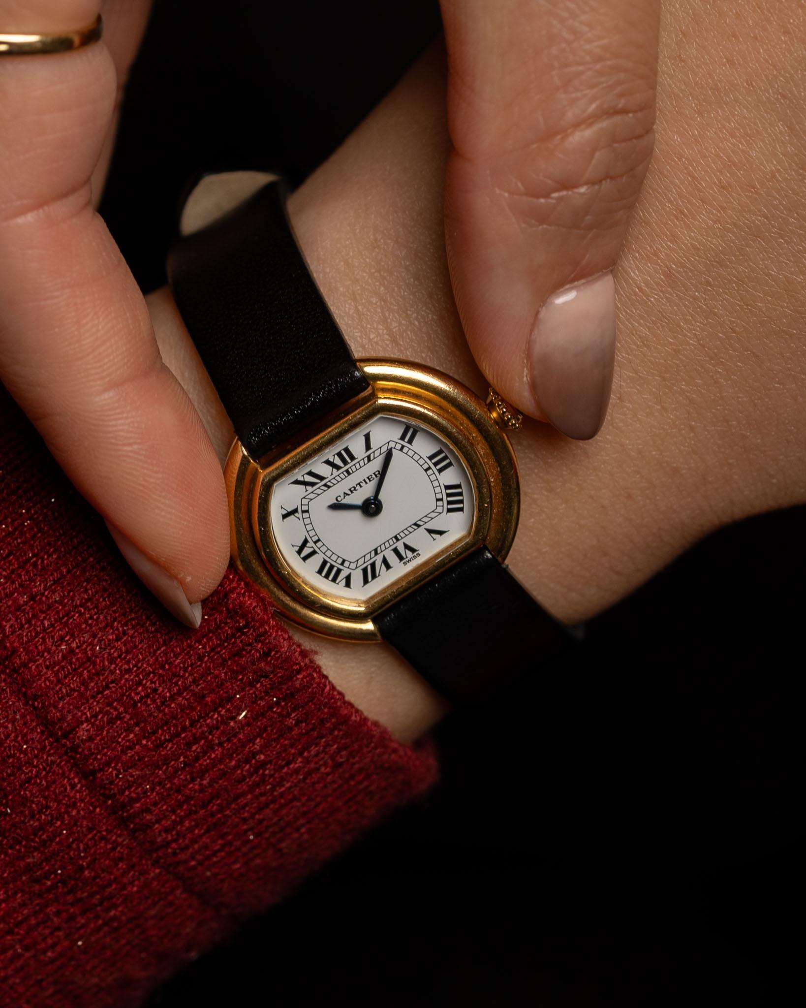 Cartier Ellipse 67081 SM - Donna, quadrante bianco, oro giallo 18 carati (anni '80)

Esempio classico della collezione Elegal di Cartier, questo 67081 SM degli anni '80 incarna l'eleganza e la sobria raffinatezza tipiche del marchio. L'orologio