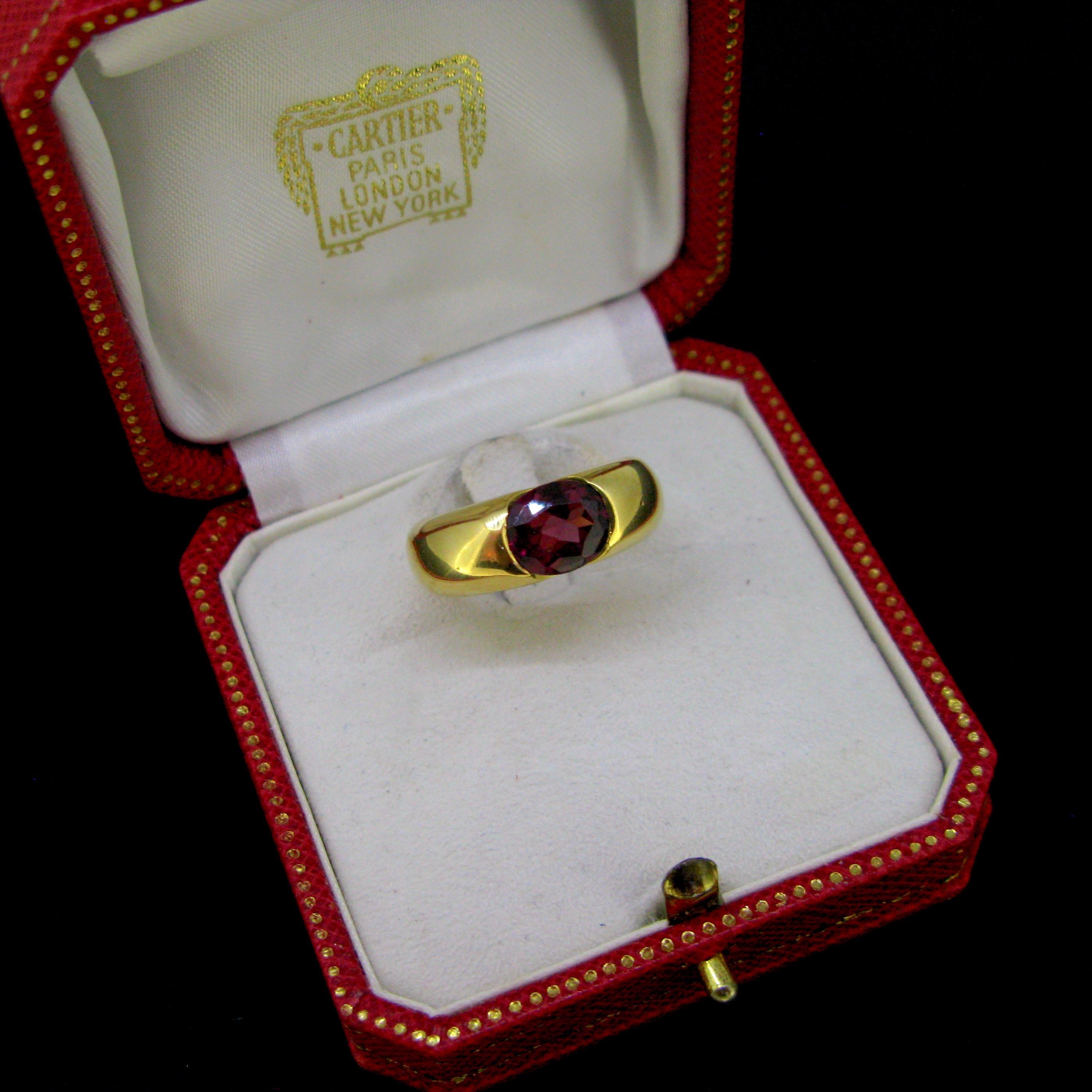 This bold ring from the Ellipse collection is made in 18kt yellow gold. It is set with a luscious garnet, weighing approximately 2ct. It is in very good condition. The gold is smooth and shiny. The ring comes with its original box. It is signed and