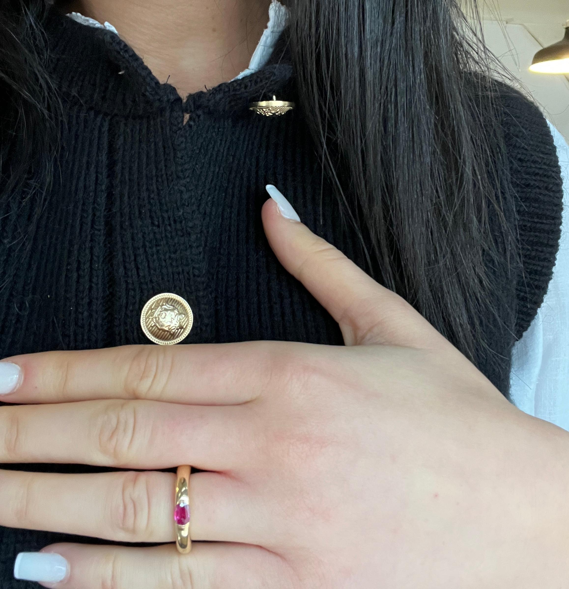 Cartier Ellipse Oval Ruby Yellow Gold 18 Carats Ring – 

Year:1992  
Condition: Excellent condition, accompanied by its original certificate and authentic Cartier box.  
  
- Brand: Cartier  
- Model: Ellipse  
- Material: 18K yellow gold  
  -