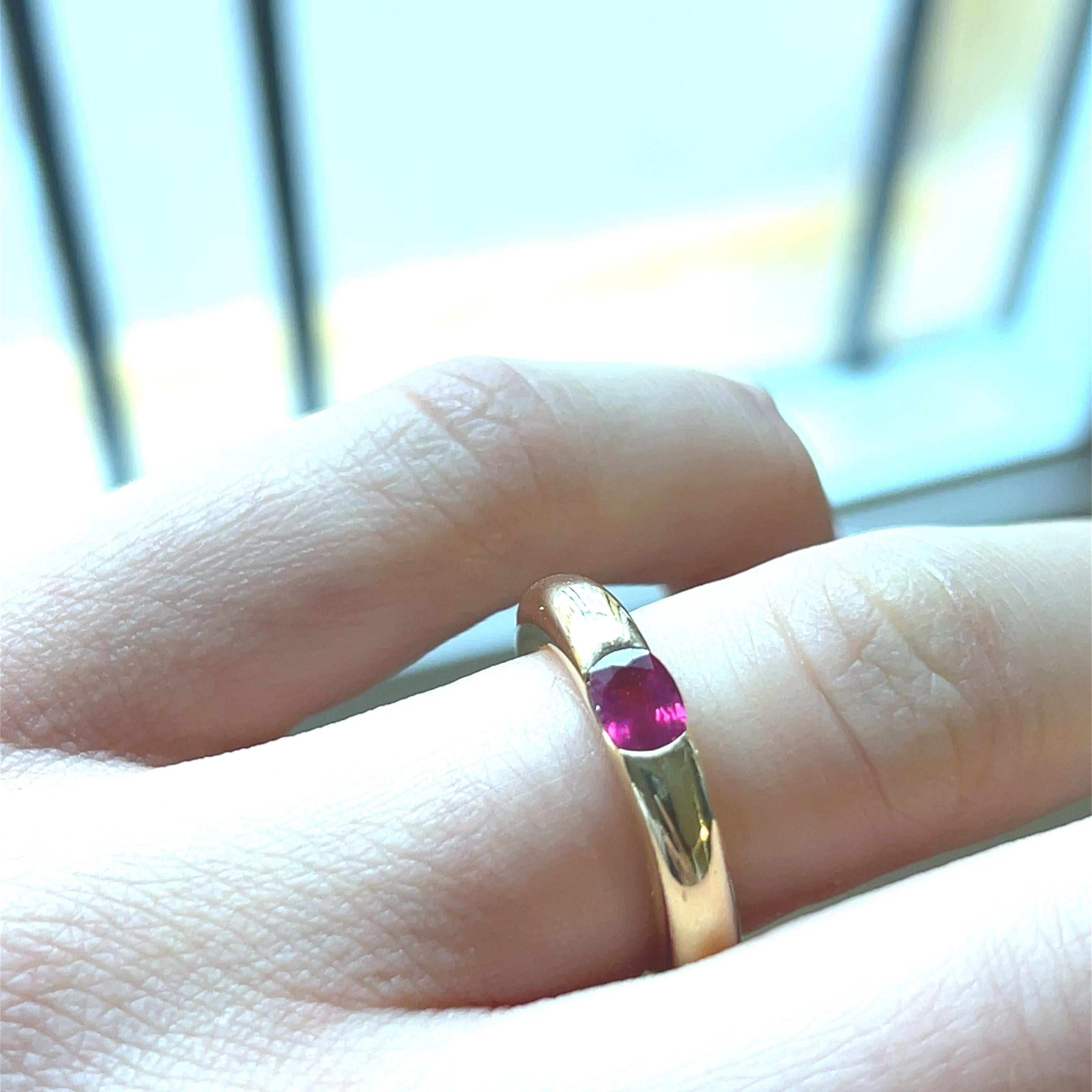 Contemporary Cartier Ellipse Oval Ruby Yellow Gold 18 Carats Ring For Sale
