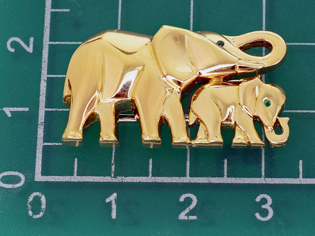 Cartier Smaragd 18 Karat Gelbgold Jumbo Elefanten-Clip-Brosche im Angebot 3
