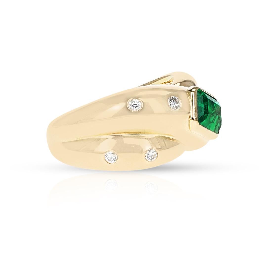 Ein Cartier Smaragd und Diamant Criss Cross Ring, 18k. Das Gesamtgewicht des Rings beträgt 8.96 Gramm. Der Smaragd wiegt ca. 1,25 Karat. Die Ringgröße ist US 6.5. Signiert und nummeriert 

SKU: 1173-MHERJAT