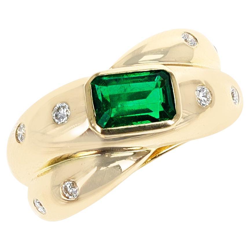 Cartier Criss Cross Ring mit Smaragd und Diamant, 18 Karat im Angebot