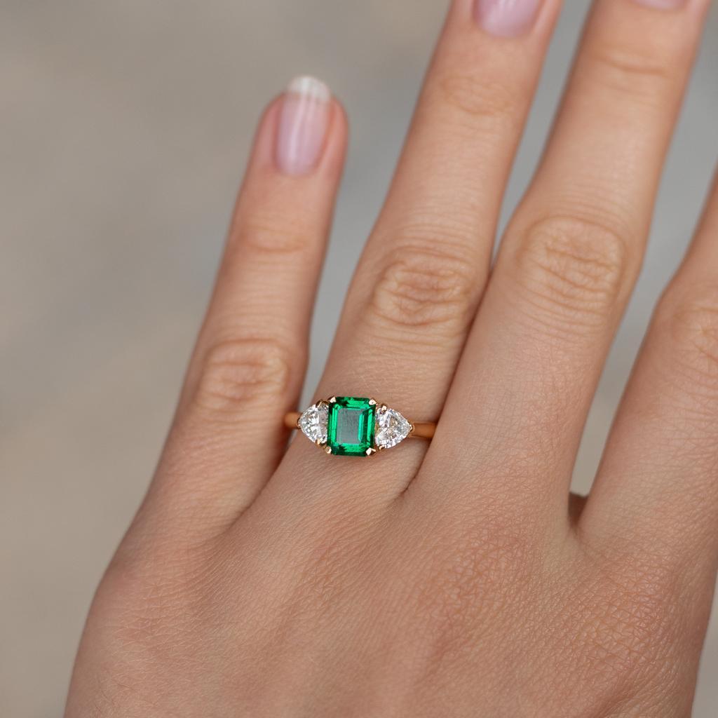 Cartier Ring aus 18 Karat Gelbgold mit Smaragd und Diamanten mit drei Steinen (Moderne)