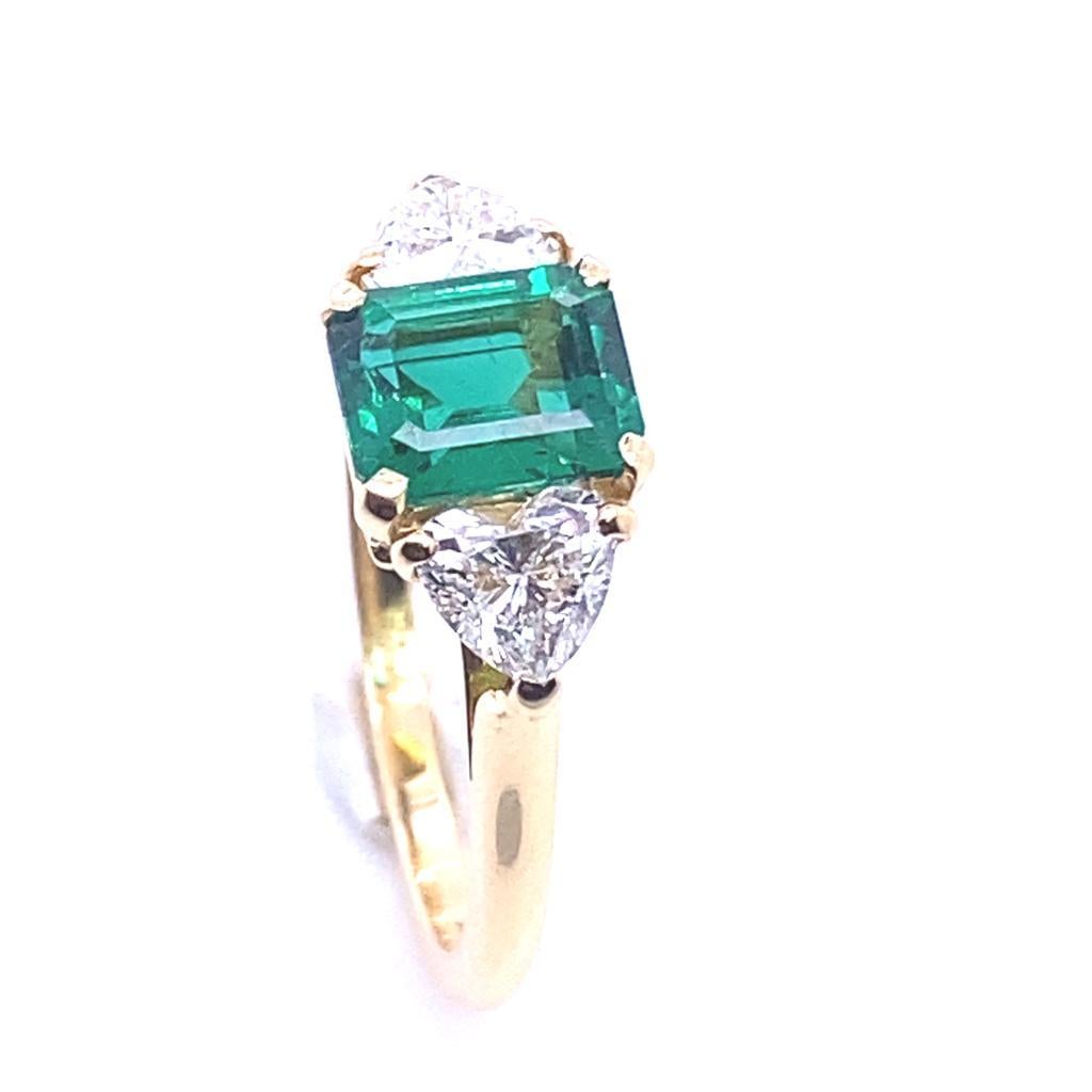 Cartier Ring aus 18 Karat Gelbgold mit Smaragd und Diamanten mit drei Steinen (Smaragdschliff)
