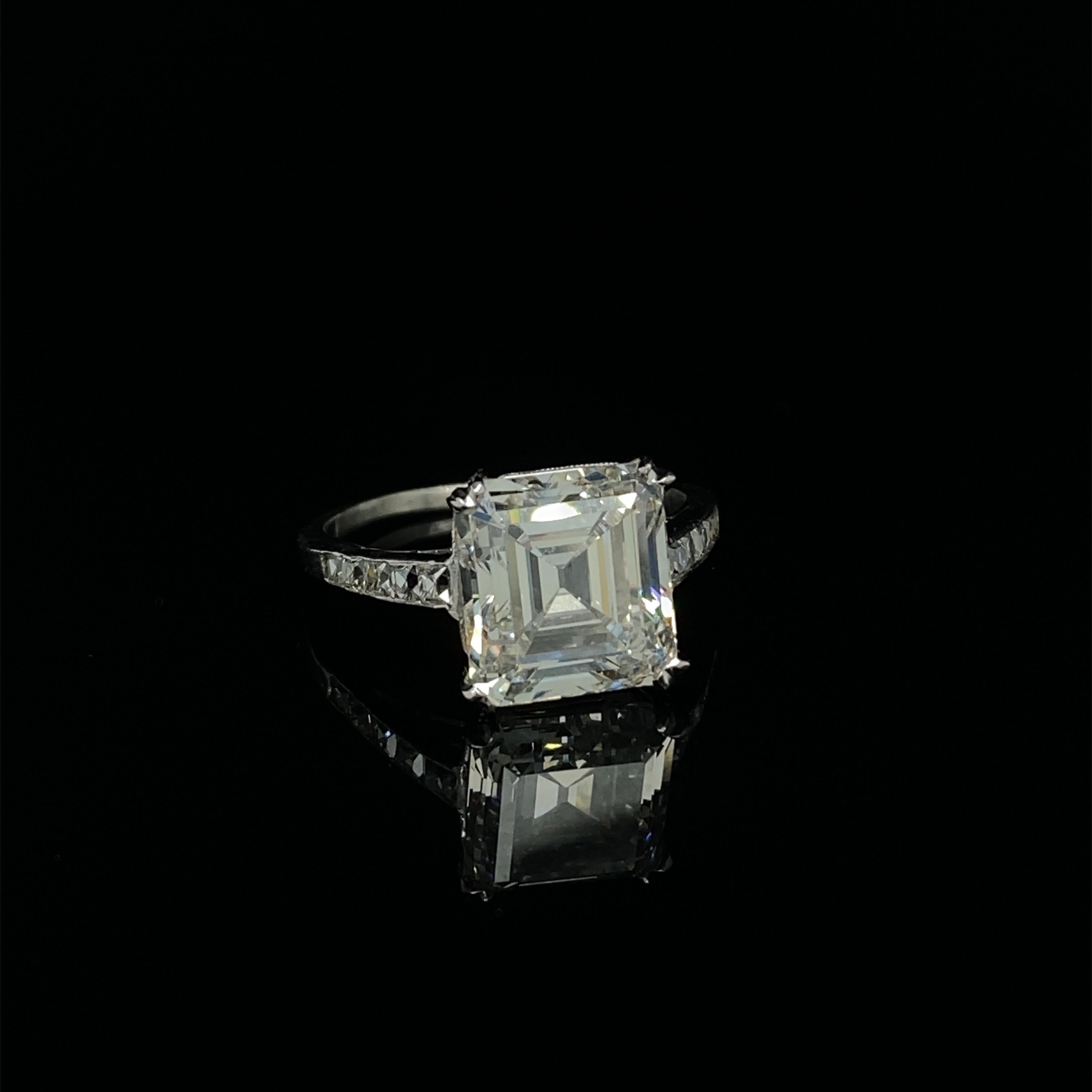 A Cartier Art Deco emerald cut diamond platinum engagement ring, 4.39 carat.

This stunning Art Deco emerald-cut diamond ring by Cartier is set with a beautifully elegant old style emerald-cut diamond weighing 4.39cts and of I colour and VS2