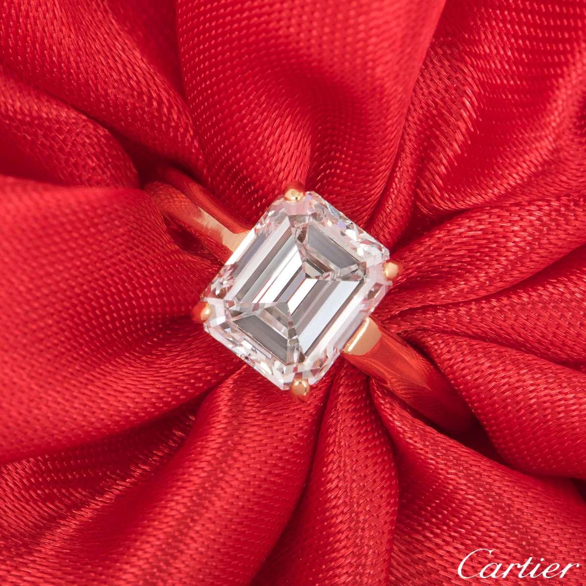 Ein Cartier-Diamant-Verlobungsring aus 18 Karat Gelbgold aus der Solitärkollektion von 1895. Der Ring besteht aus einem Diamanten im Smaragdschliff in einer Fassung mit vier Klauen mit einem Gewicht von 1::84 ct:: Farbe E und Reinheit VS1. Der Ring