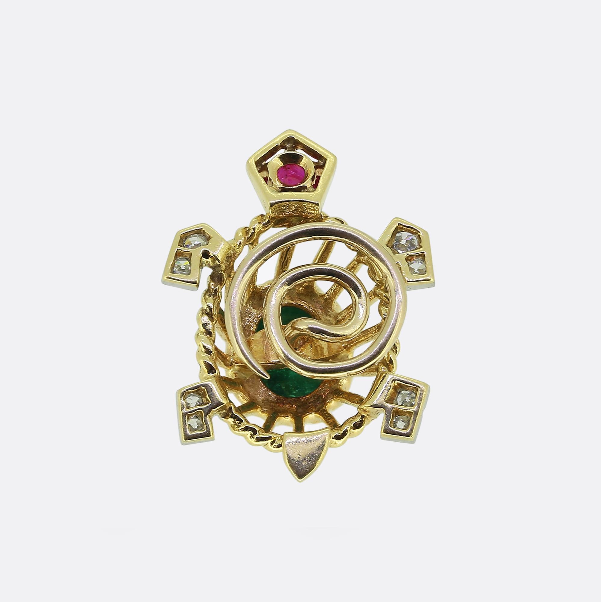 Aquí tenemos un pequeño y encantador broche de la mundialmente conocida joyería de la casa Cartier. Esta pieza vintage está elaborada en oro amarillo de 18 ct con forma de tortuga. En su corazón yace una cautivadora esmeralda verde talla cabujón,