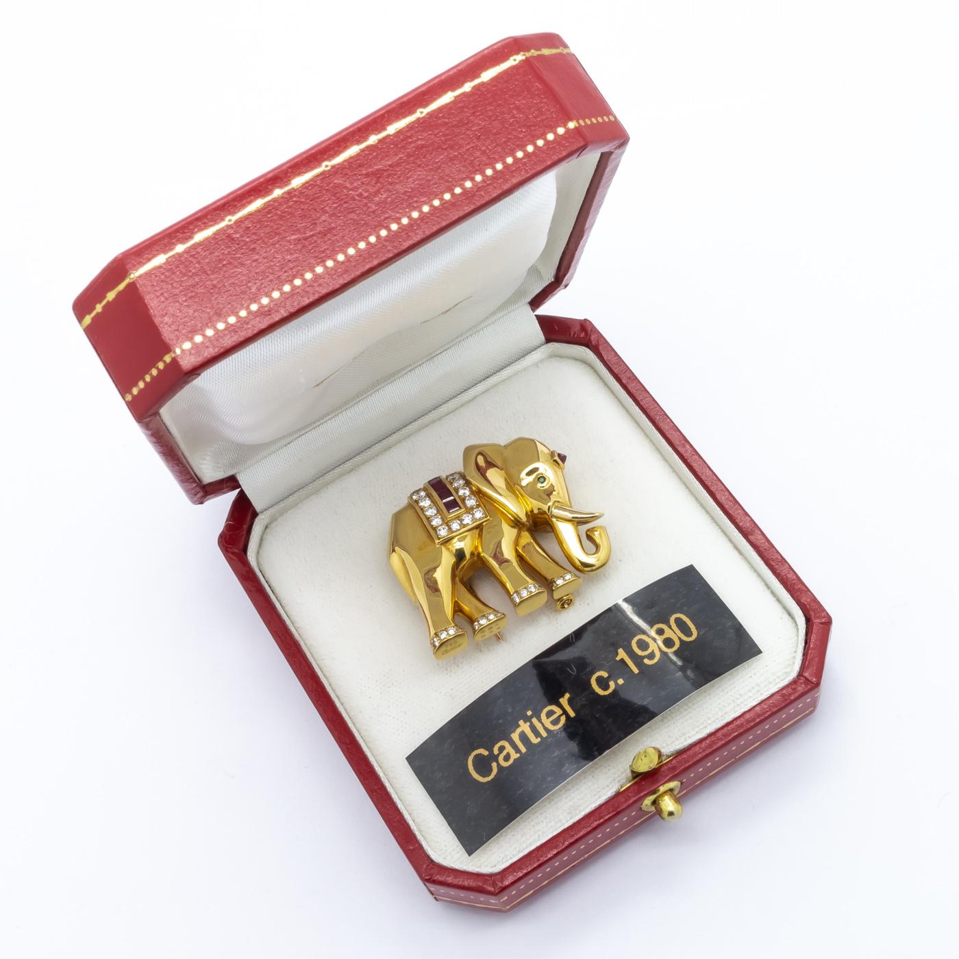 Cartier Broche éléphant en or, émeraude, rubis et diamant Bon état à London, GB