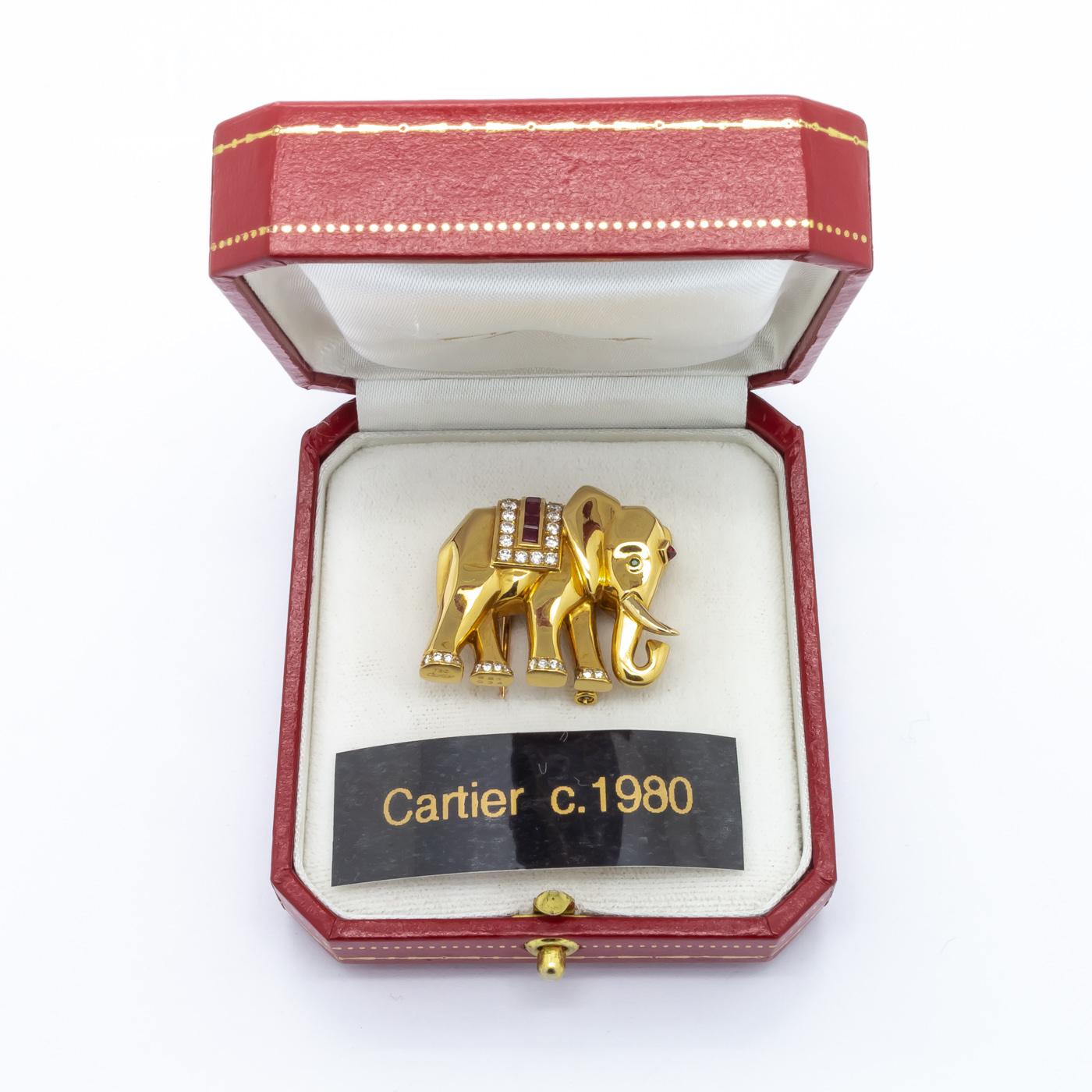  Cartier Broche éléphant en or, émeraude, rubis et diamant Pour femmes 