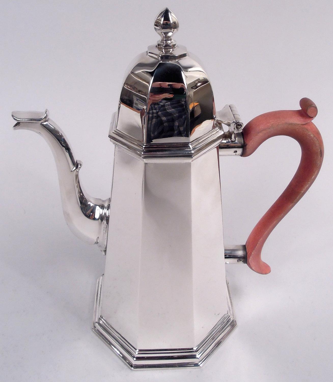 Juego de café y té inglés georgiano de plata de ley, 1971-72. Este set se compone de cafetera, tetera, cremera y azúcar. Cafetera cónica y tetera de balaustre; tapas abovedadas y con bisagras, pitorros rematados en forma de S al igual que las asas