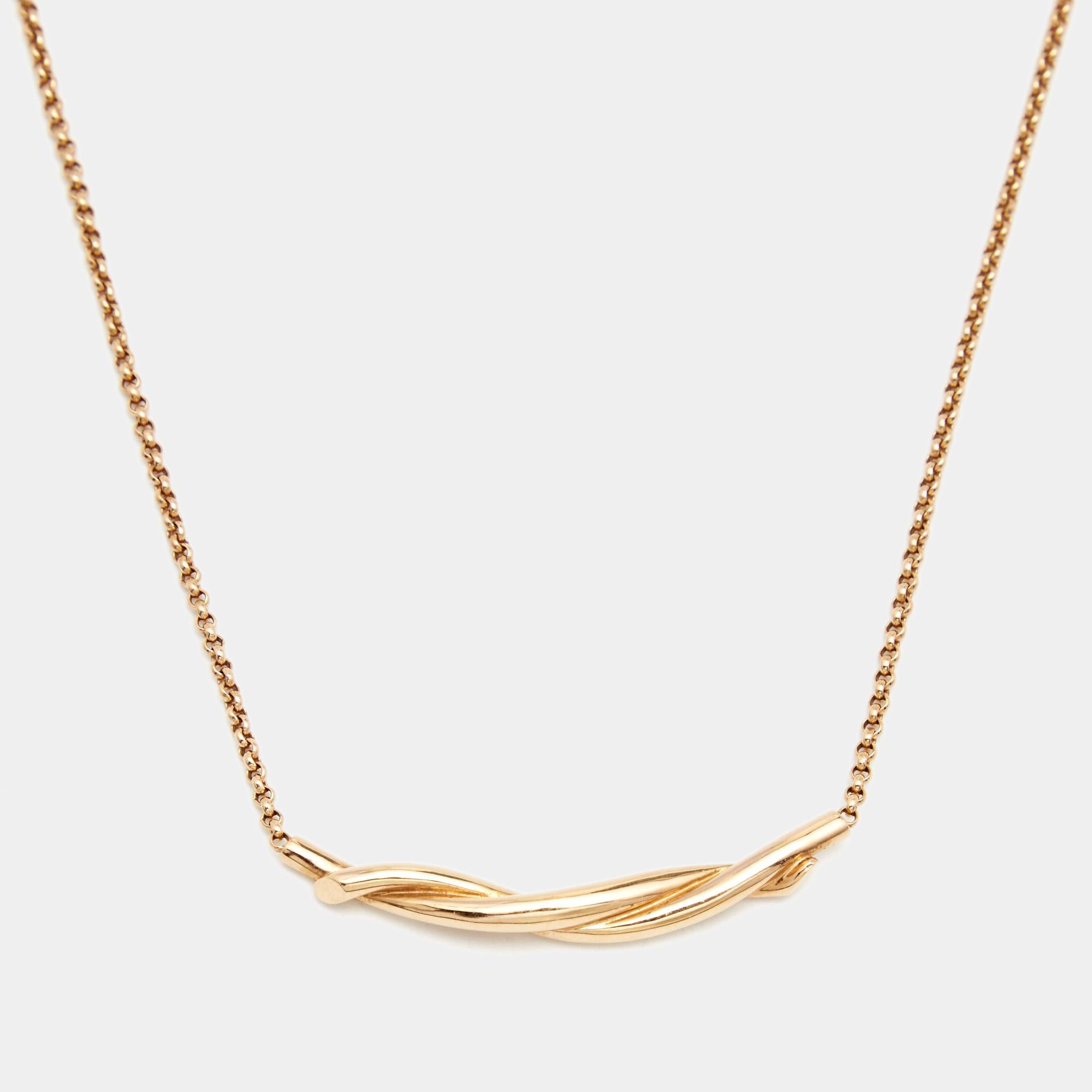 Two slim bars are gently twisted together like an unbreakable bond for this Cartier Entrelacés necklace. The fine jewelry piece is made of 18k rose gold and the wonderful pendant is held by a delicate chain.


