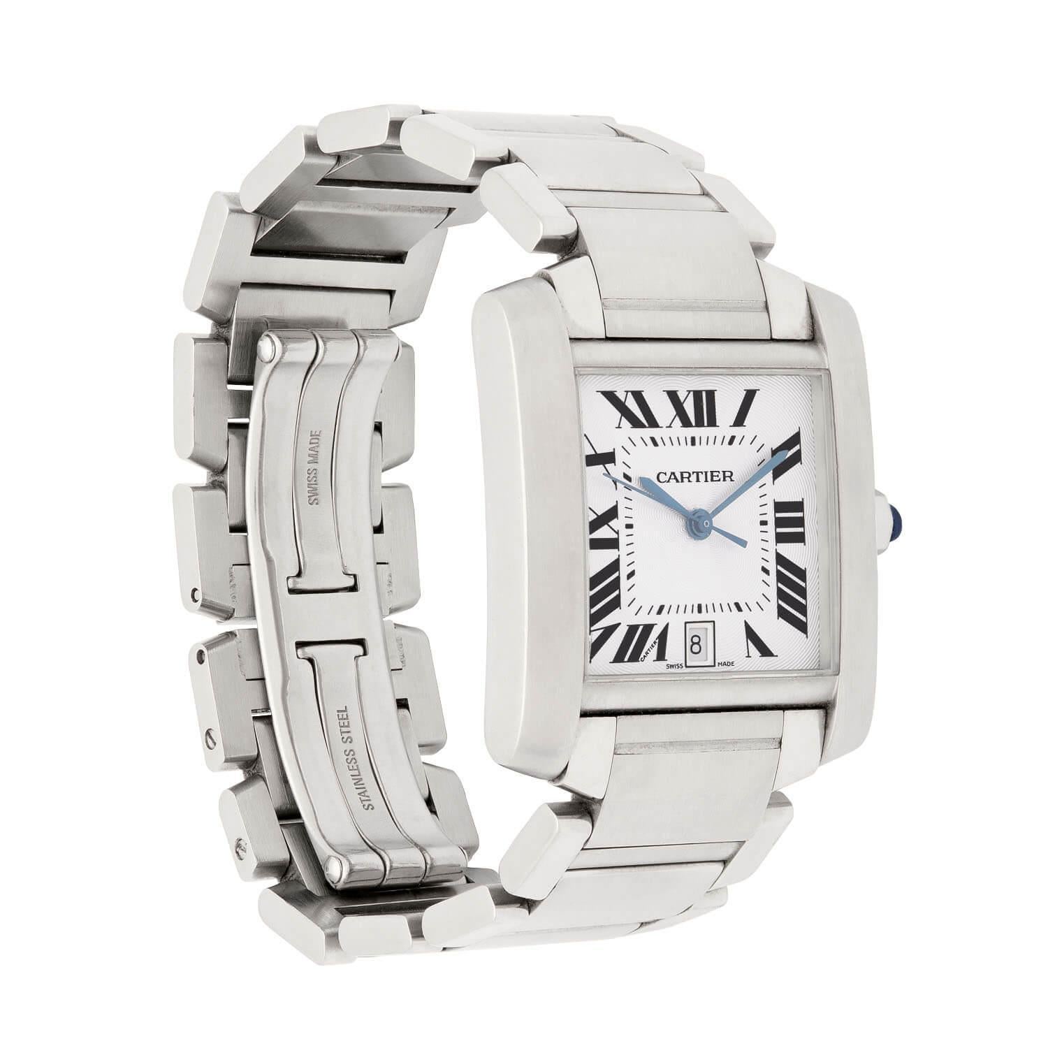 Questo elegante e raffinato orologio di proprietà è un orologio firmato Cartier! L'orologio svizzero, che è un Tank Française, ha un design in acciaio inossidabile con un quadrante di forma quadrata e un cinturino a maglie chiuse. Una lunetta liscia