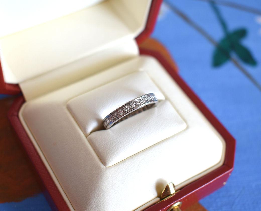 Stupenda fascia per l'eternità della Maison Cartier, realizzata in oro bianco 18 carati (750 millesimi), con diamanti taglio brillante incastonati su tutto il perimetro dell'anello, per un totale di circa 0,60 carati. Questo anello elegante e senza