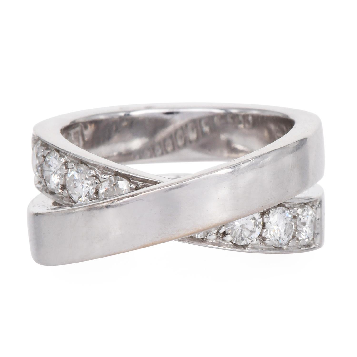 La bague Étincelle de Cartier incarne le luxe discret et l'élégance intemporelle. Réalisé en or blanc 18 carats (750/1000), ce modèle raffiné présente des lignes fluides et épurées ornées de diamants taille brillant, créant un éclat radieux qui