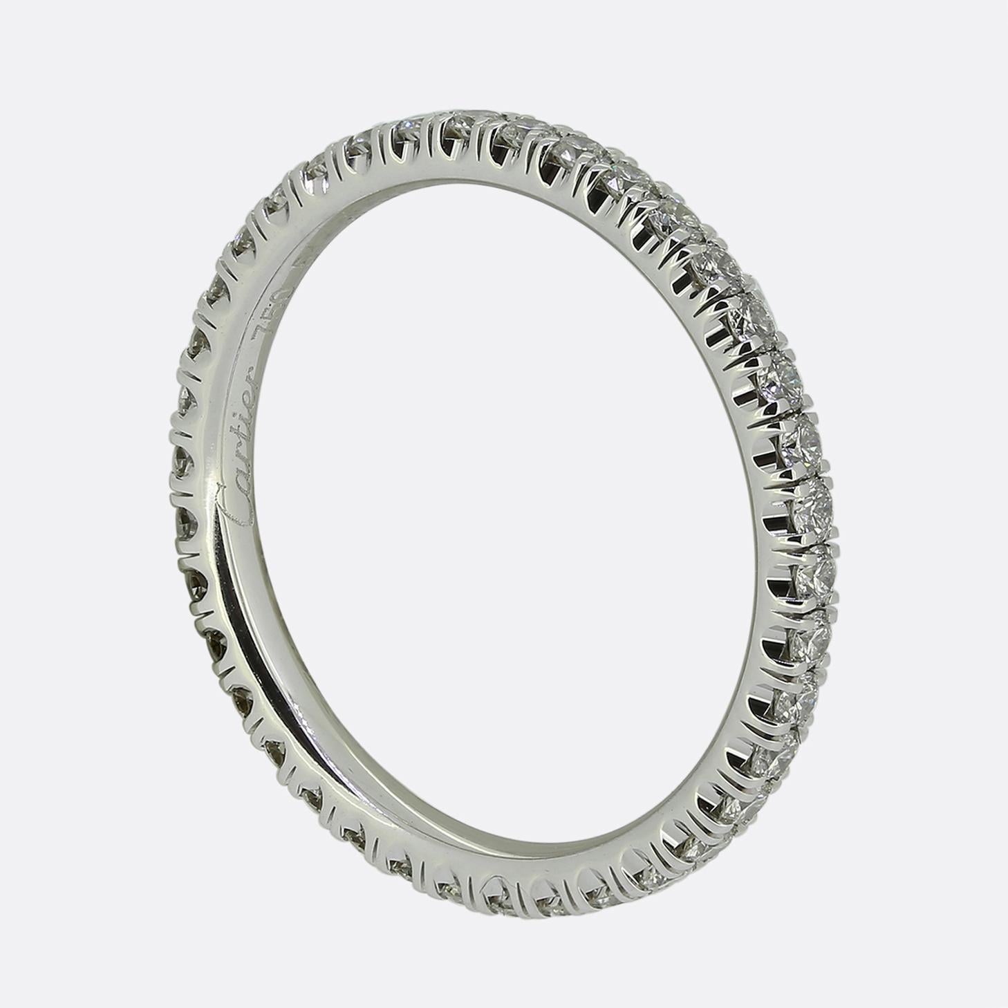 Hier haben wir einen klassischen Diamantring für die Ewigkeit aus dem weltbekannten Schmuckhaus Cartier. Das Band wurde aus 18 Karat Weißgold gefertigt und beherbergt 38 runde Diamanten im Brillantschliff, die alle einzeln in einer einzeiligen