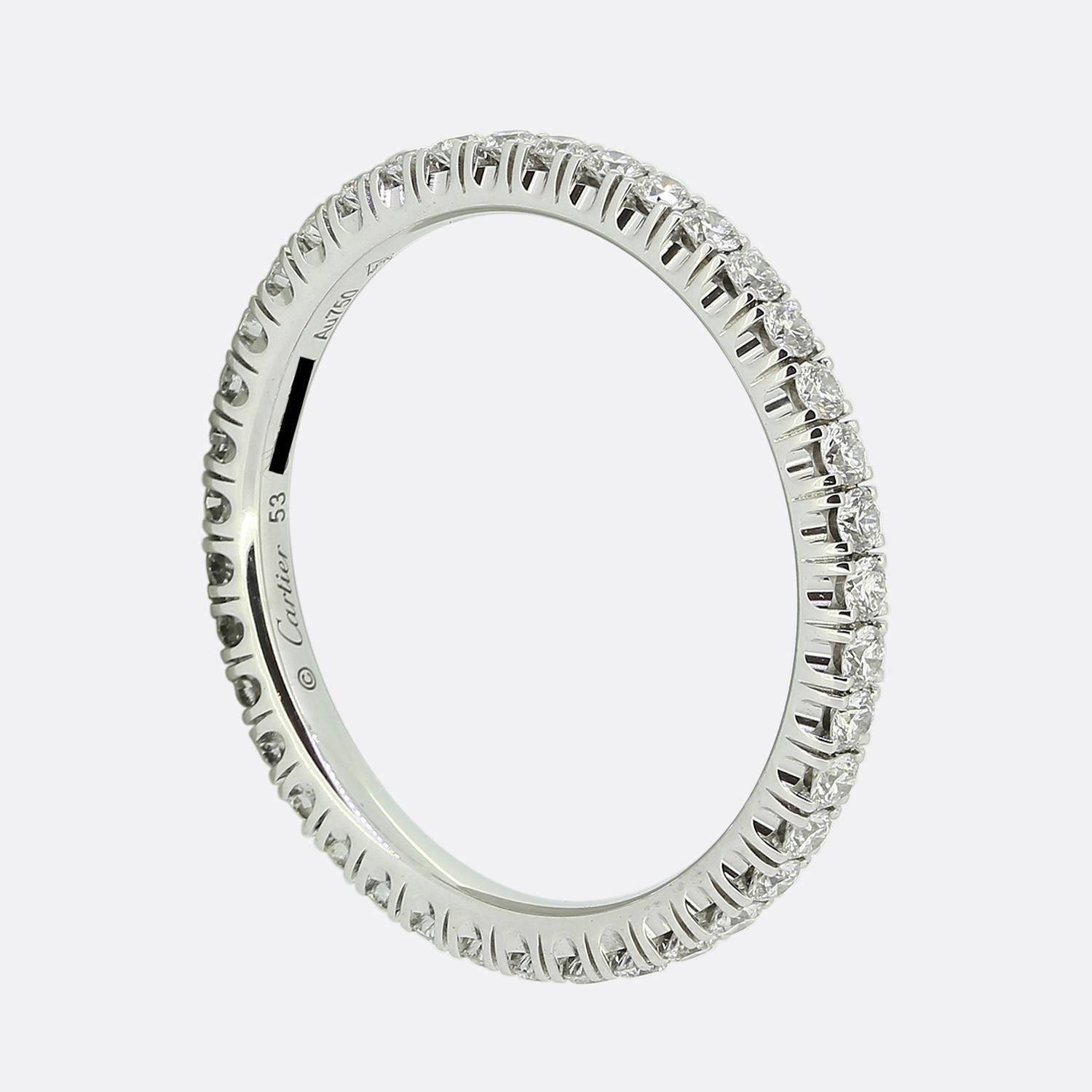 Aquí tenemos un clásico anillo de eternidad completo de diamantes de la mundialmente conocida casa joyera Cartier. La banda está hecha de oro blanco de 18 quilates y alberga 38 diamantes redondos de talla brillante, todos ellos engastados