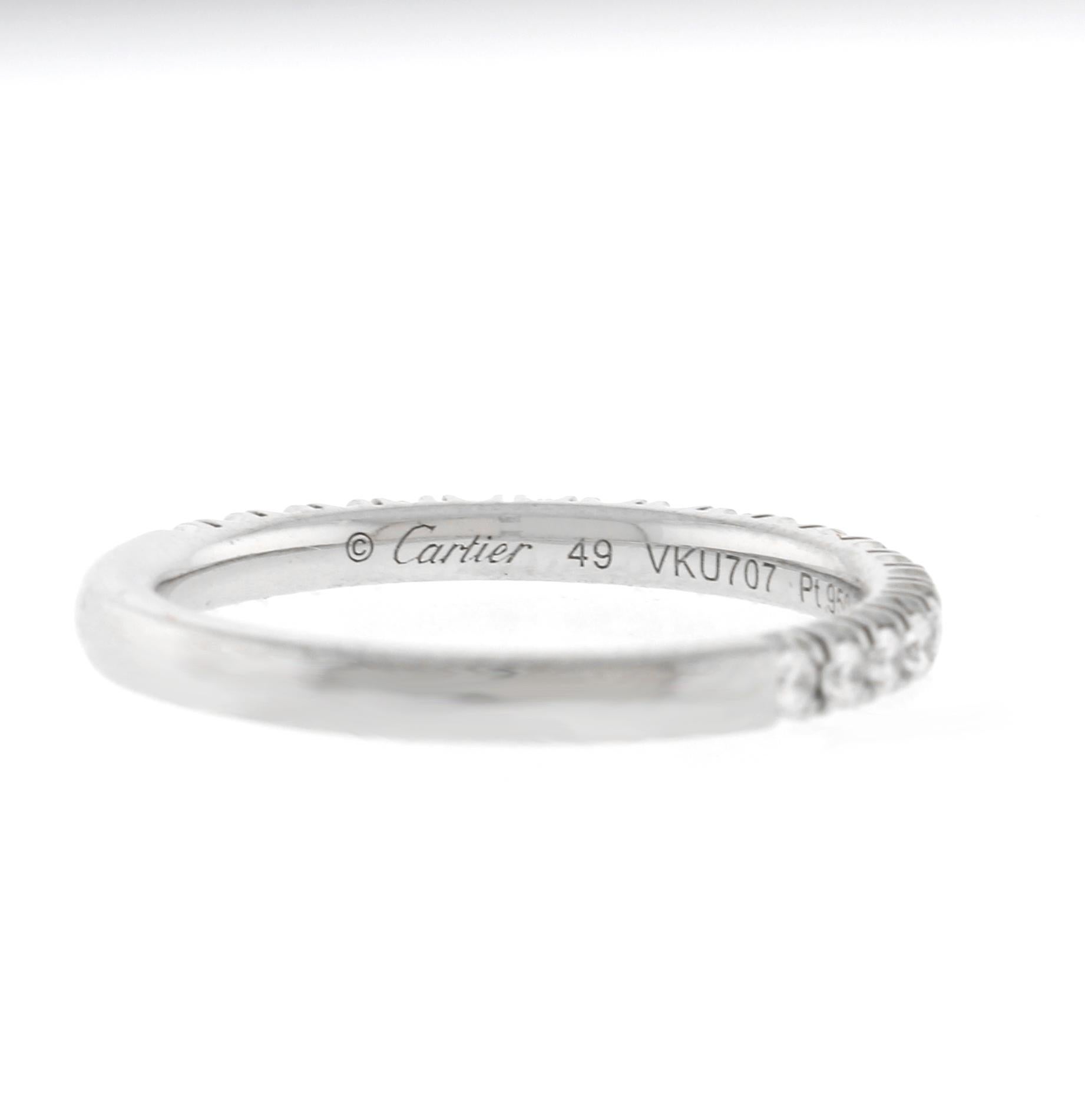 Questa squisita fede Etincelle de Cartier è realizzata in platino senza tempo e misura 2 mm di larghezza. Progettato per un'eleganza understated, è semi-avvolto da 22 diamanti rotondi con taglio a brillante, per un totale di circa 0,27 carati. I