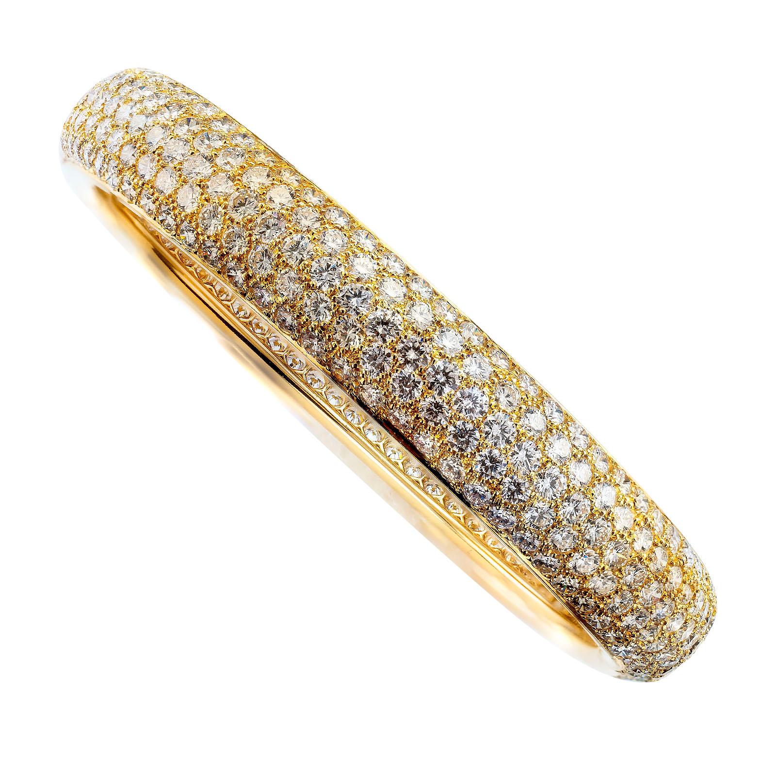 Cartier “Etincelle” wide diamond pavé yellow gold bangle bracelet.


DETAILS:
DIAMONDS:  three hundred seventy round brilliant-cut diamonds all the way around totaling approximately 18.41 carats, approximately E – F color, VS-VVS clarity.

METAL: 
