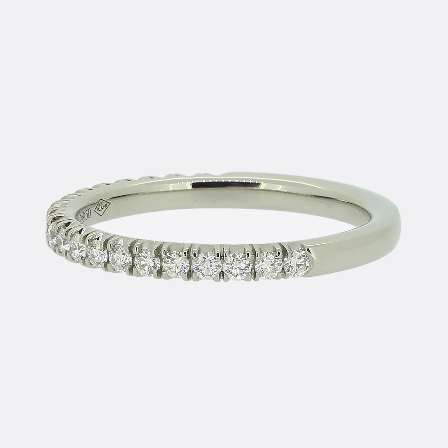 Voici une bague d'éternité classique en diamant de la maison de joaillerie de luxe de renommée mondiale Cartier. La bande a été fabriquée en platine et accueille 21 diamants ronds de taille brillant, tous sertis individuellement dans une formation à