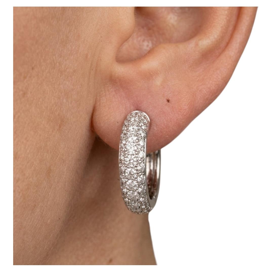 Orecchini a cerchio Cartier con pavé di diamanti in oro bianco 18 carati