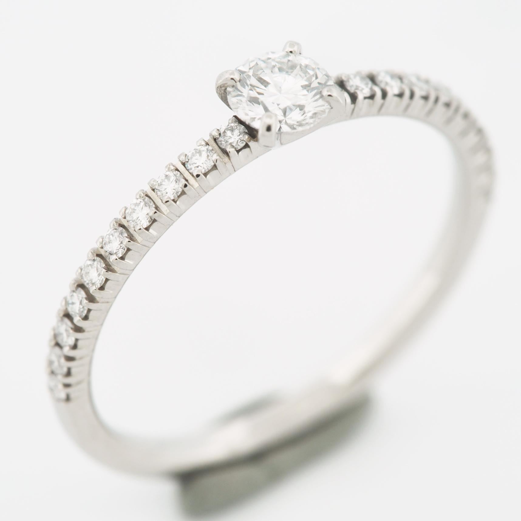 Taglio rotondo Cartier Etincelle Solitaire 0,19 Carat Diamond With Paved Ring Pt 49 in vendita