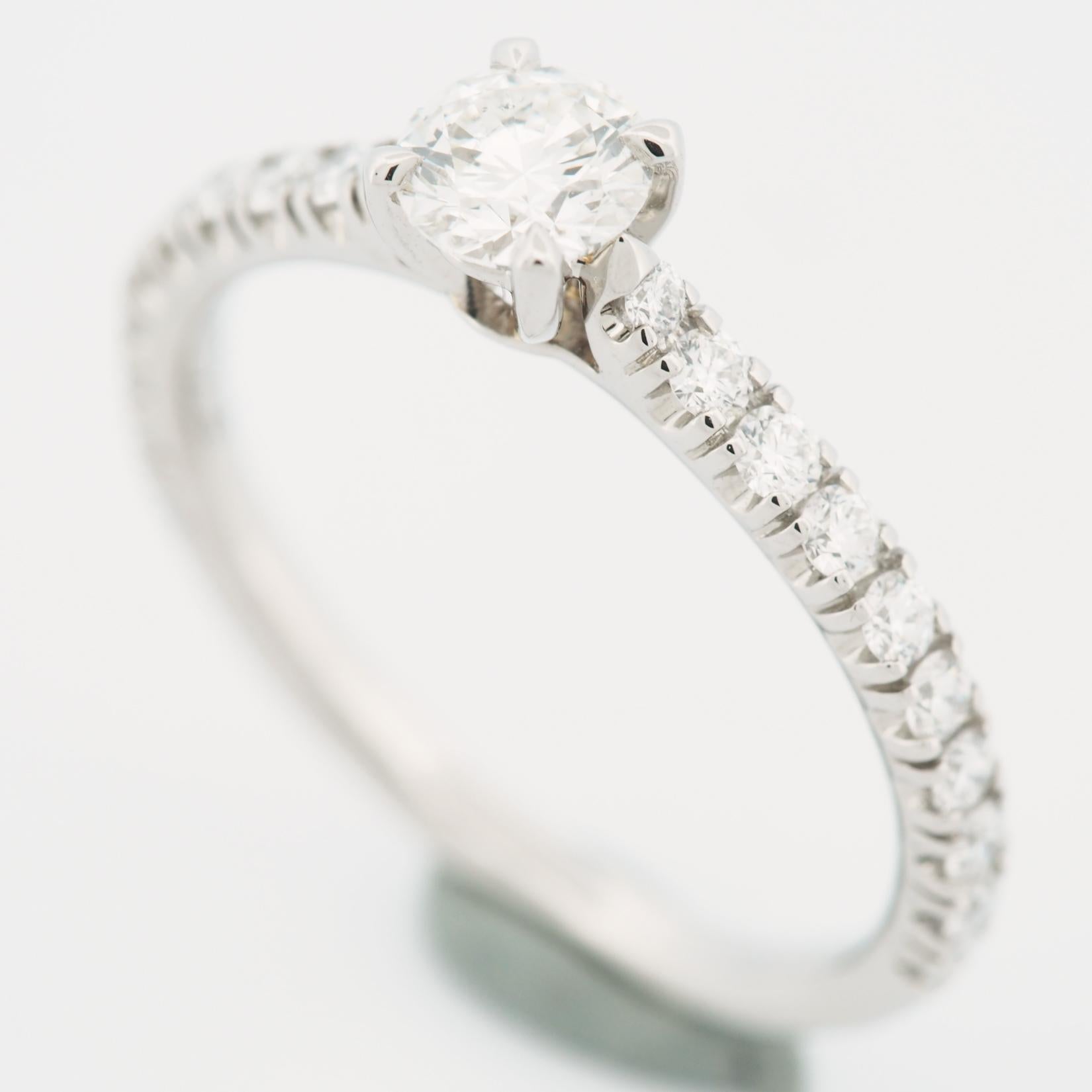 Artikel: Authentischer Cartier Etincelle Diamant Solitär Ring
Steine: Diamant (Mittelstein 0.31ct)
Farbe: G
Klarheit:VS1
Polnisch: Ausgezeichnet
Symmetrie: Ausgezeichnet
Fluoreszenz: Keine
Metall: Platin 950
Ringgröße: 49 US SIZE 4.75 UK SIZE I 3/4