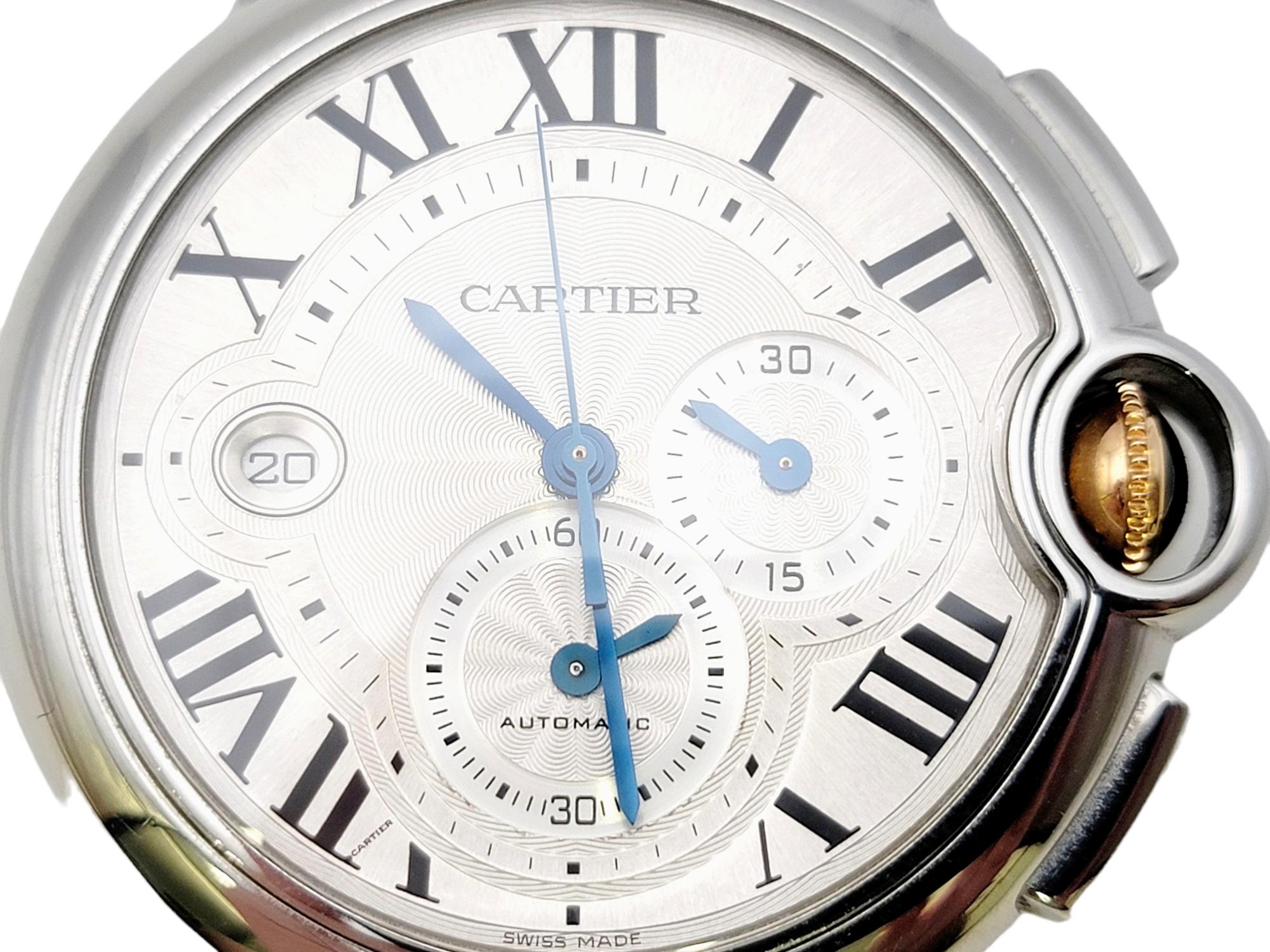 Exquisite Unisex-Armbanduhr, entworfen von Cartier. Das runde Zifferblatt ist besonders groß und verfügt über blaue Stahlzeiger, ein silbernes Zifferblatt, ein Automatikwerk, einen Chronographen, eine Datumsanzeige und schwarze römische Ziffern. Die
