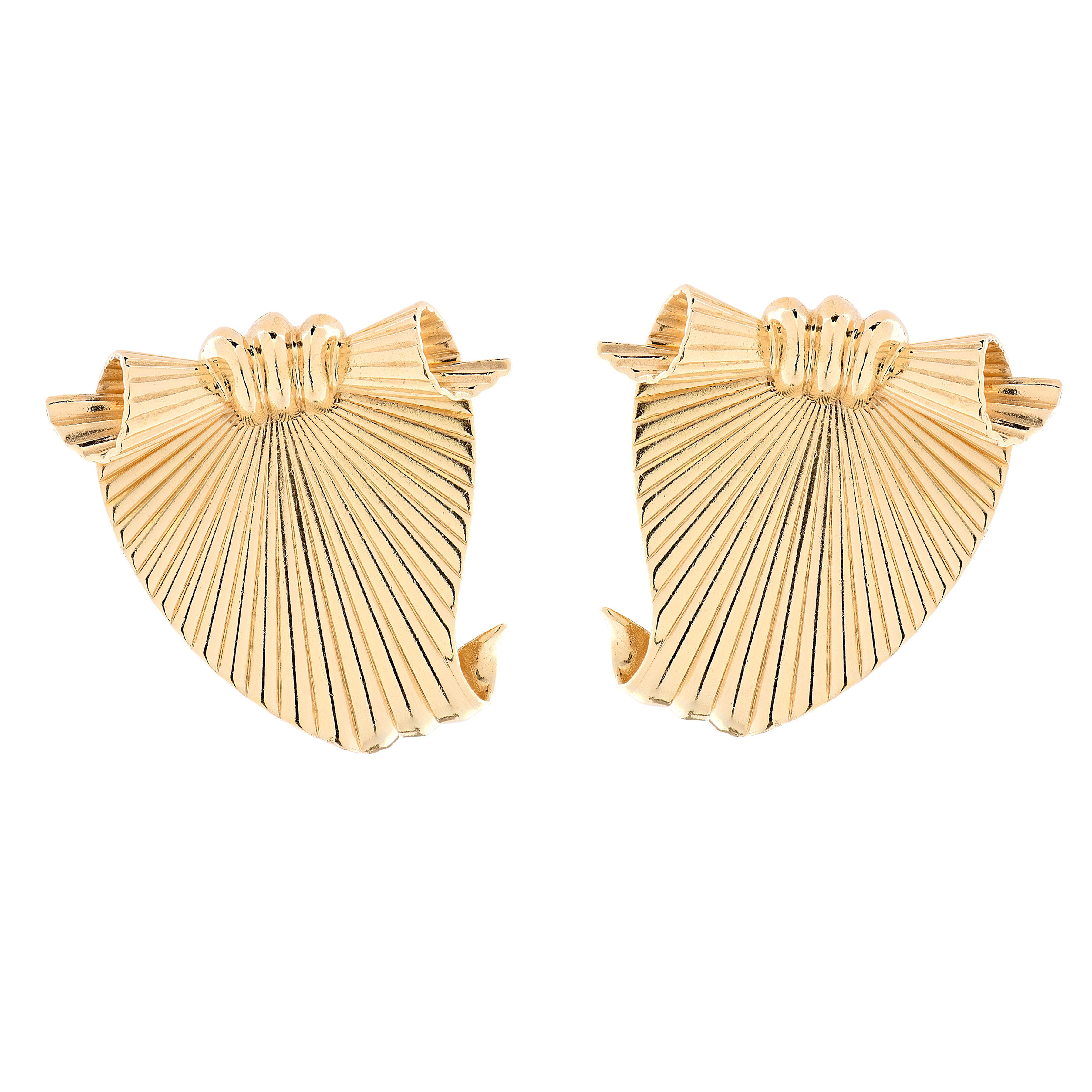 Moderne Ensemble de boucles d'oreilles et de broches à ruban en éventail de Cartier en vente