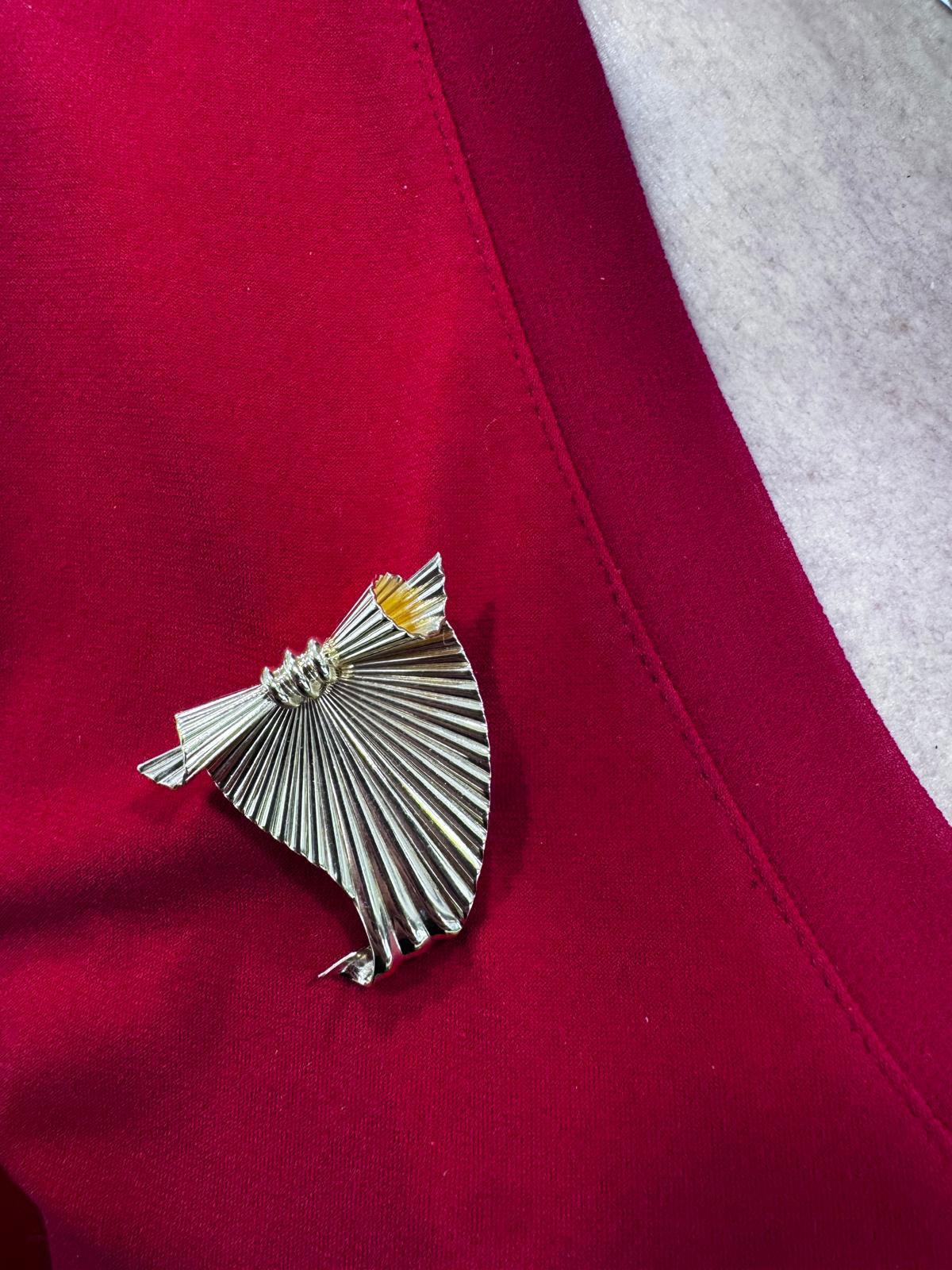 Ensemble de boucles d'oreilles et de broches à ruban en éventail de Cartier en vente 2