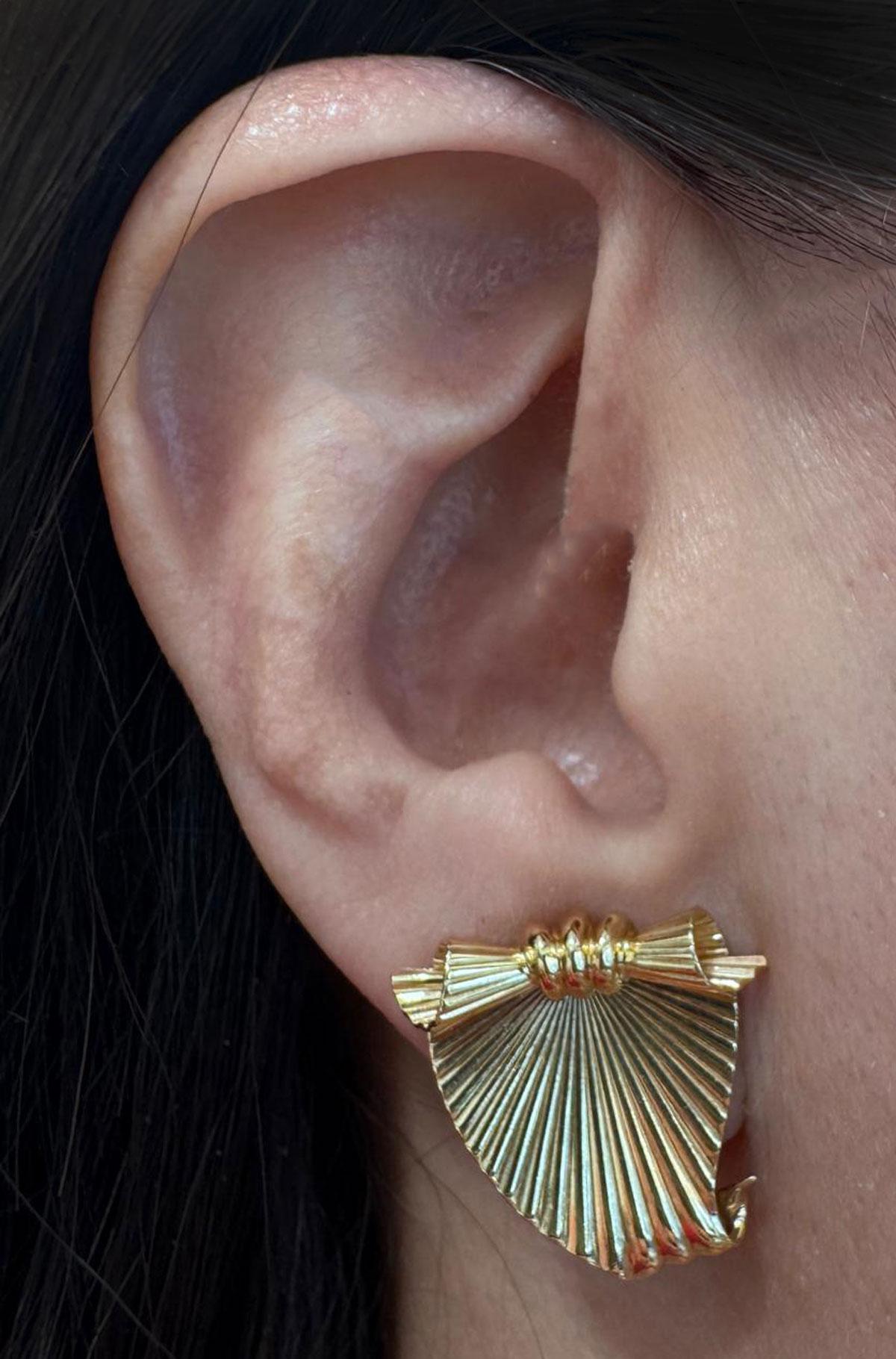 Ensemble de boucles d'oreilles et de broches à ruban en éventail de Cartier en vente 3