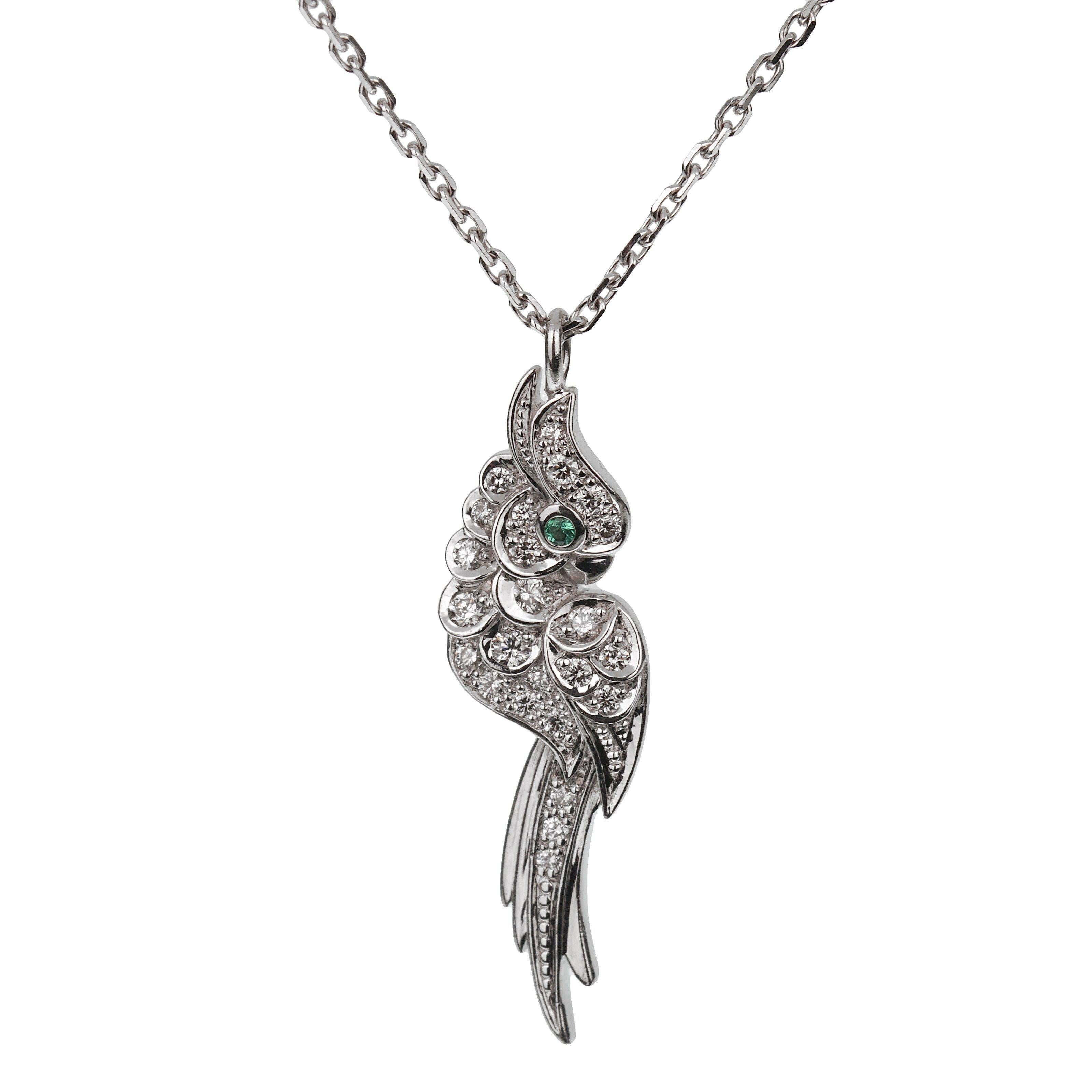 La collana con ciondolo a forma di uccello in oro bianco Fauna Flora di Cartier cattura la maestria e l'eleganza senza tempo di Cartier. Realizzato in oro bianco 18 carati, il ciondolo a forma di uccello da 0,85 pollici è impreziosito da 0,10 carati