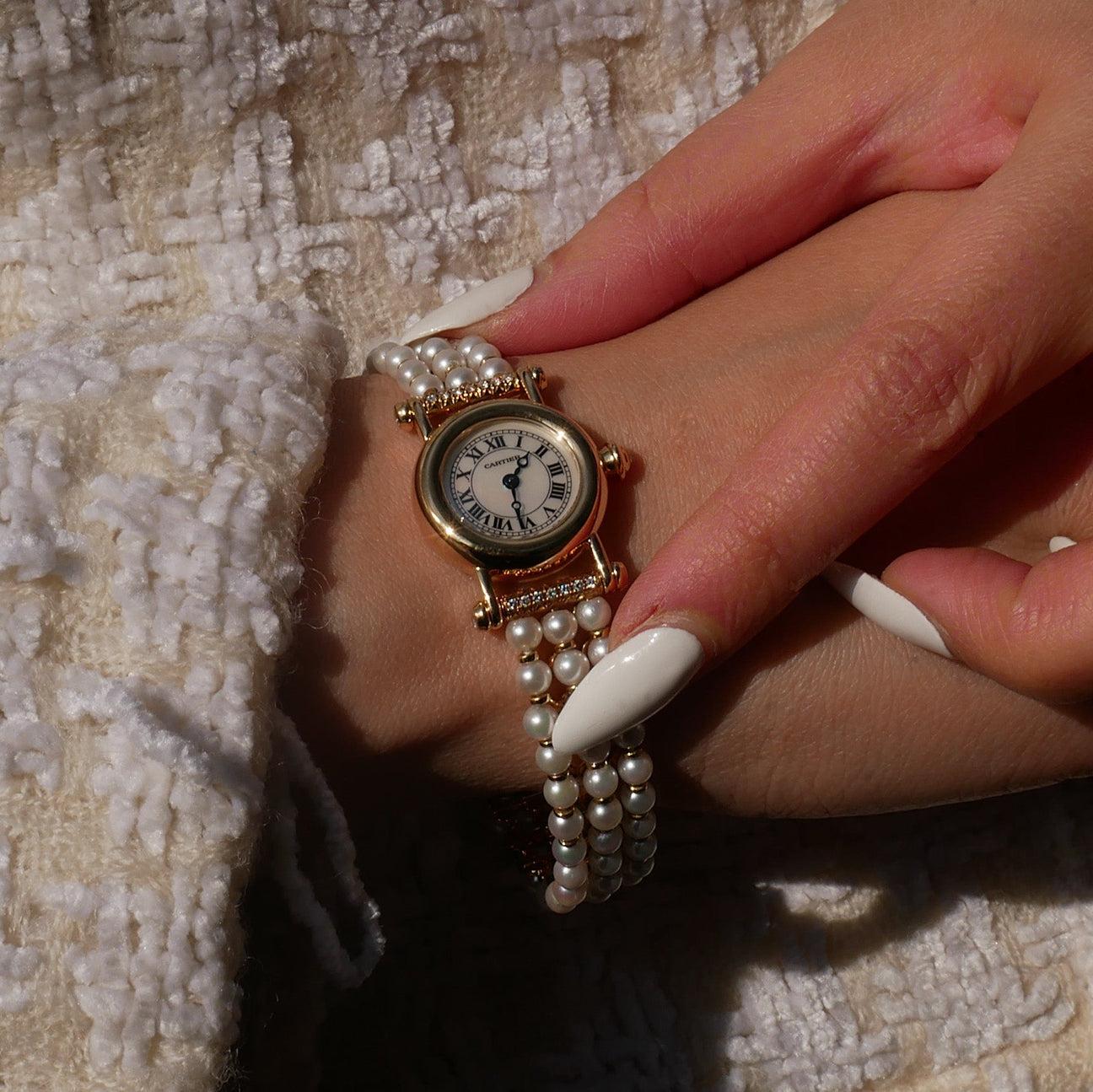 Pre-Owned Vintage Condition
18K Yellow Gold
Diamond
Faux Pearl
Quartz
20mm
Fits Wrist Size 6.1