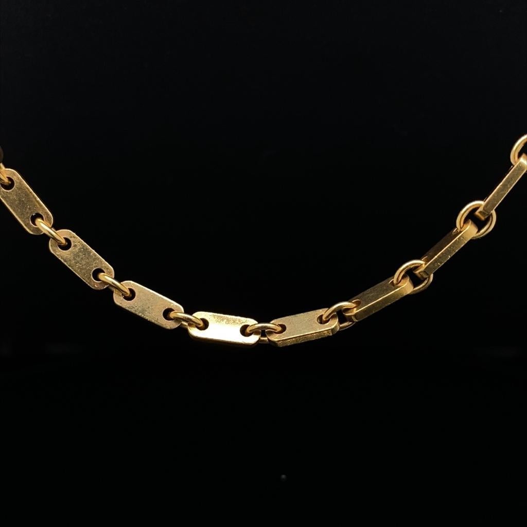 Eine Cartier Fidelity Gelbgold-Schlüsselkette, um 1995.

Ein seltenes Retro-Halsband aus der eleganten Fidelity-Kollektion von Cartier.

Die Kette besteht aus langen, flachen, ovalen Gliedern aus 18-karätigem Gelbgold, die fein poliert sind und mit