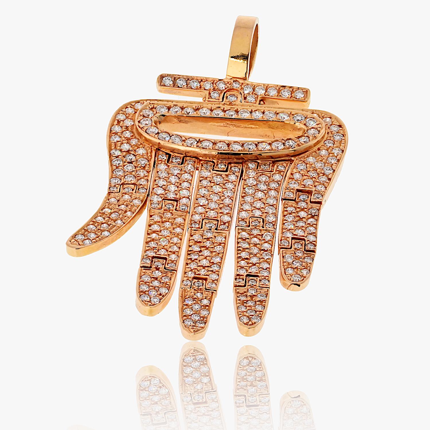 Questo squisito ciondolo a forma di mano Hamsa in oro rosa 18 carati con pavé di diamanti di Aldo Cipullo, risalente agli anni '70, è un pezzo raro e straordinario di gioielli Cartier d'epoca. 

Incastonato con ben 7,5 carati di diamanti