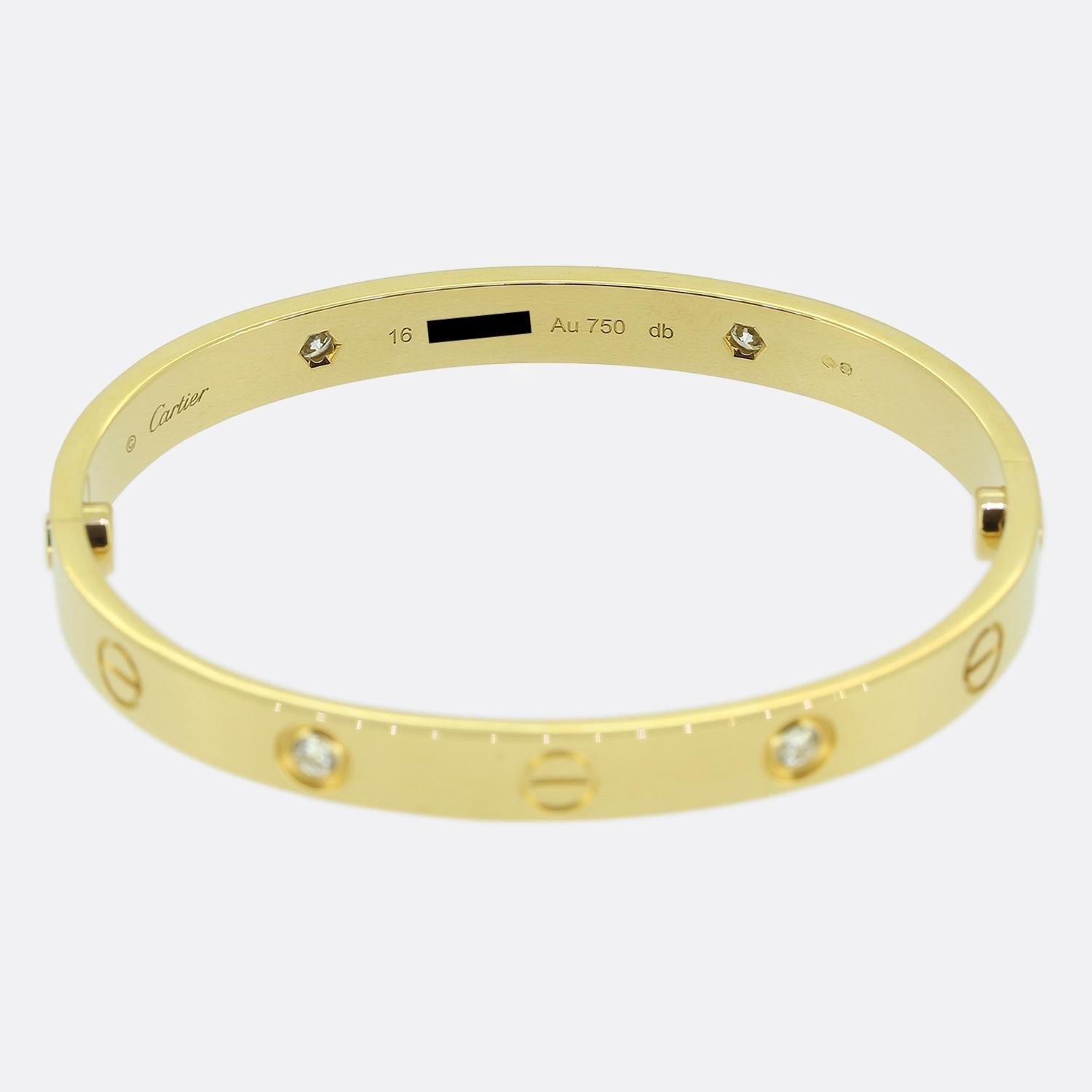 Nous avons ici un bracelet en or jaune 18ct de la maison de joaillerie de luxe de renommée mondiale Cartier. Ce bracelet fait partie de la collection LOVE et présente quatre diamants ronds de taille brillant à côté du motif iconique de la