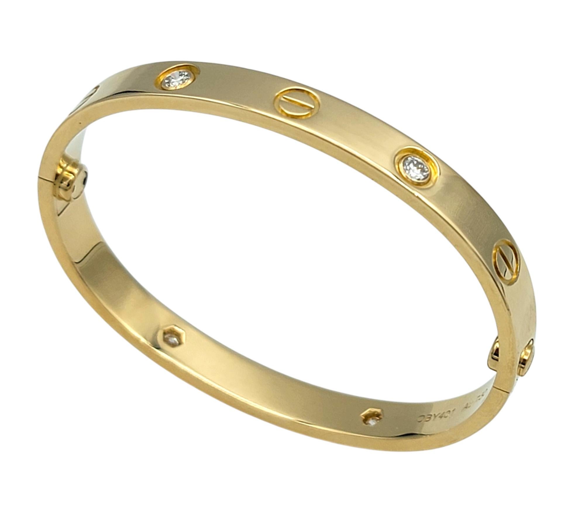 Cartier Taille : 15

Cet authentique bracelet LOVE de Cartier est réalisé en or jaune 18 carats et présente le motif iconique de la vis, caractéristique du symbolisme intemporel du design. Quatre diamants ronds de taille brillante sont régulièrement
