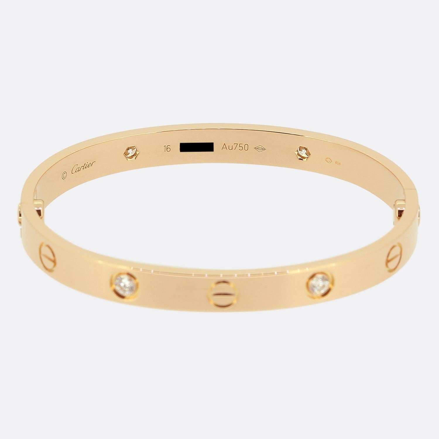 Aquí tenemos un brazalete de oro rosa de 18 ct de la mundialmente conocida casa de joyas de lujo Cartier. Este brazalete forma parte de la colección LOVE y presenta cuatro diamantes redondos de talla brillante junto al icónico motivo del