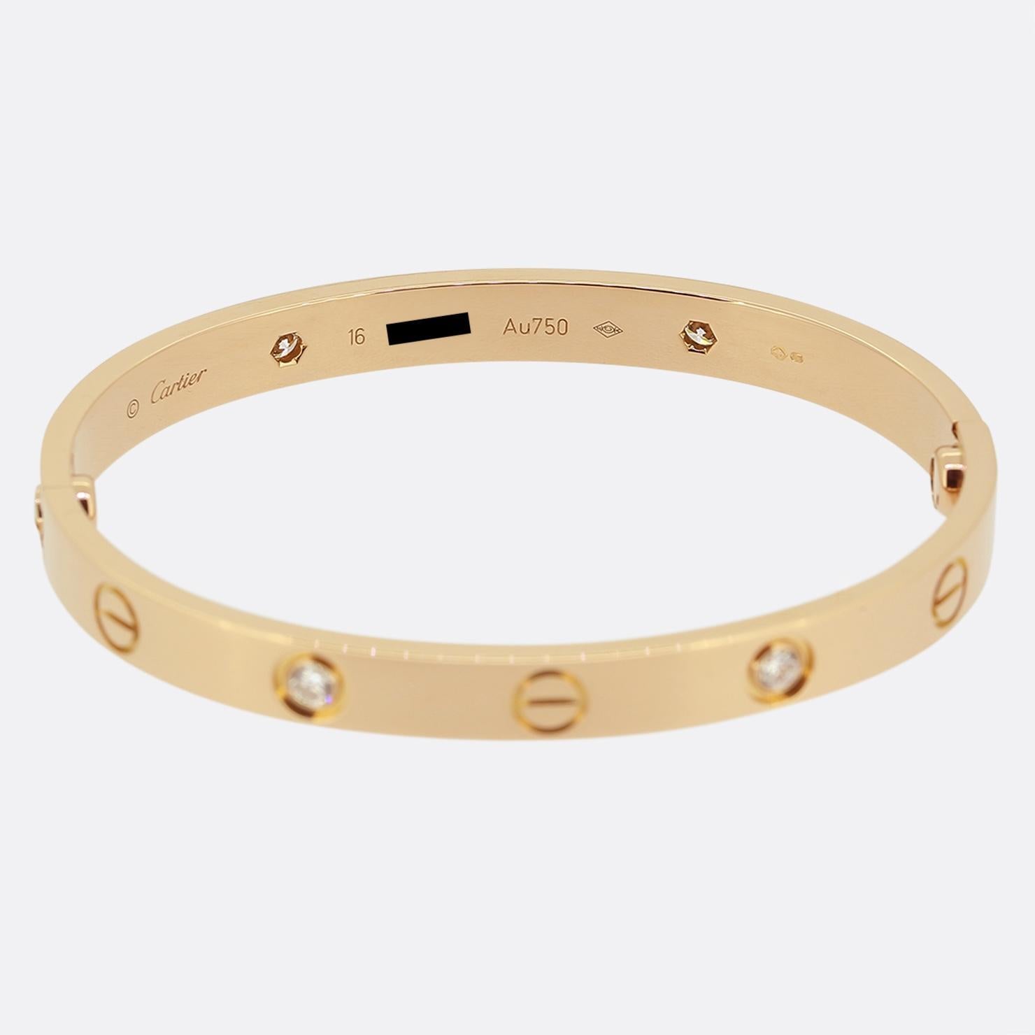 Aquí tenemos un brazalete de oro rosa de 18 ct de la mundialmente conocida casa de joyas de lujo Cartier. Este brazalete forma parte de la colección LOVE y presenta cuatro diamantes redondos de talla brillante junto al icónico motivo del