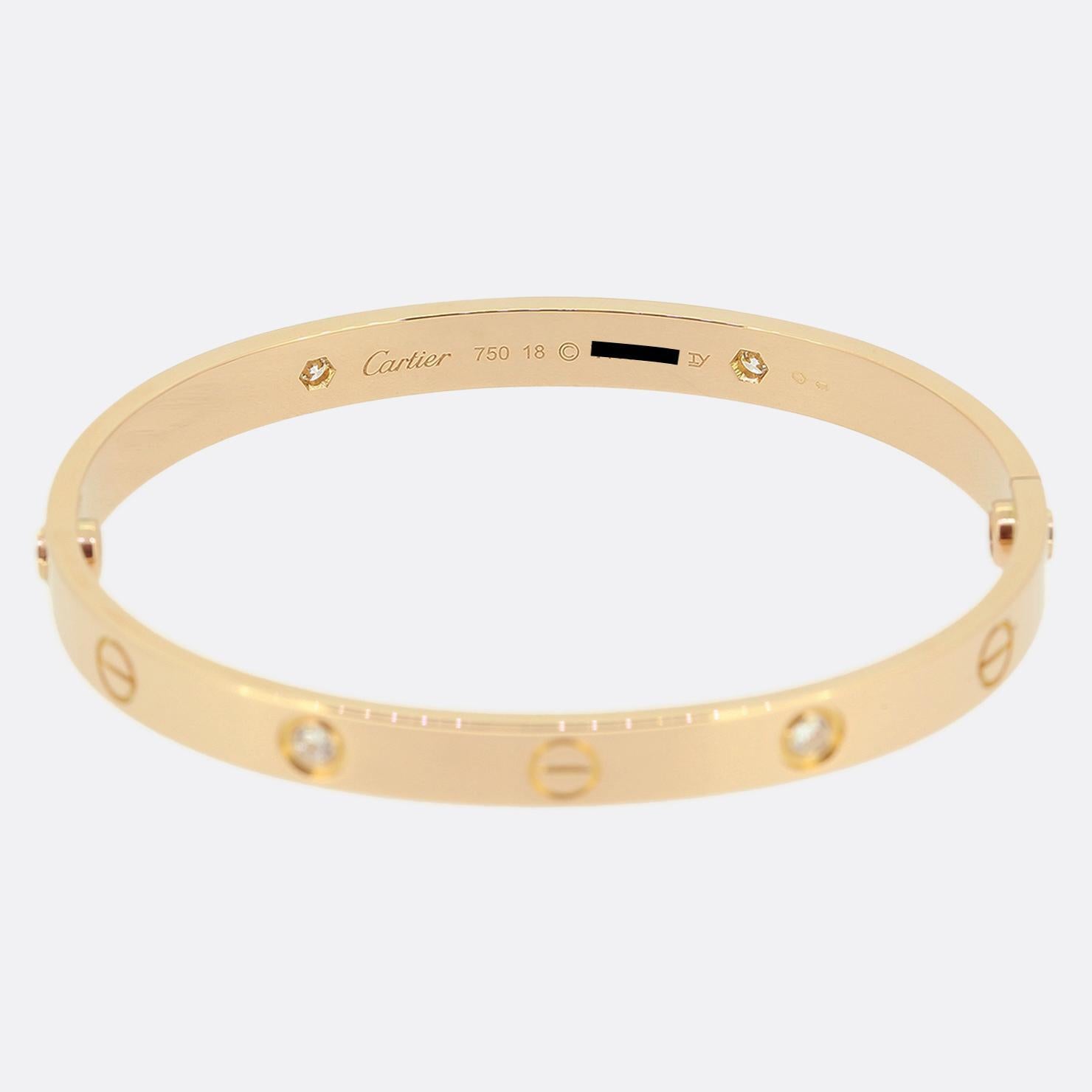 Voici un bracelet en or rose 18ct de la maison de joaillerie de luxe de renommée mondiale Cartier. Ce bracelet fait partie de la collection LOVE et présente quatre diamants ronds de taille brillant à côté du motif iconique de la vis.


