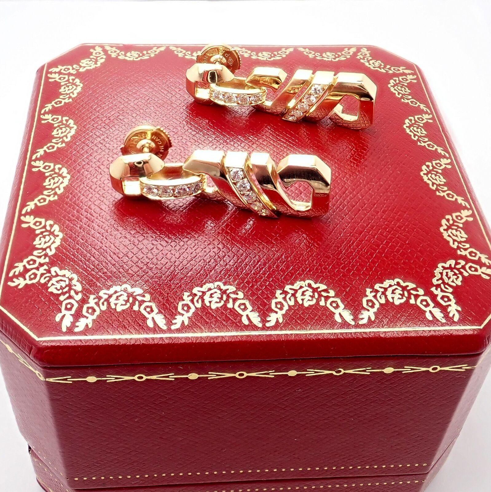 18k Gelbgold Fox Trot Diamond Ohrringe von Cartier aus den 1980er Jahren.
Mit 18 runden Diamanten im Brillantschliff VVS1 Reinheit, E Farbe Gesamtgewicht ca. 0,50ct
Dieses atemberaubende Paar Ohrringe wird in einer Cartier-Box