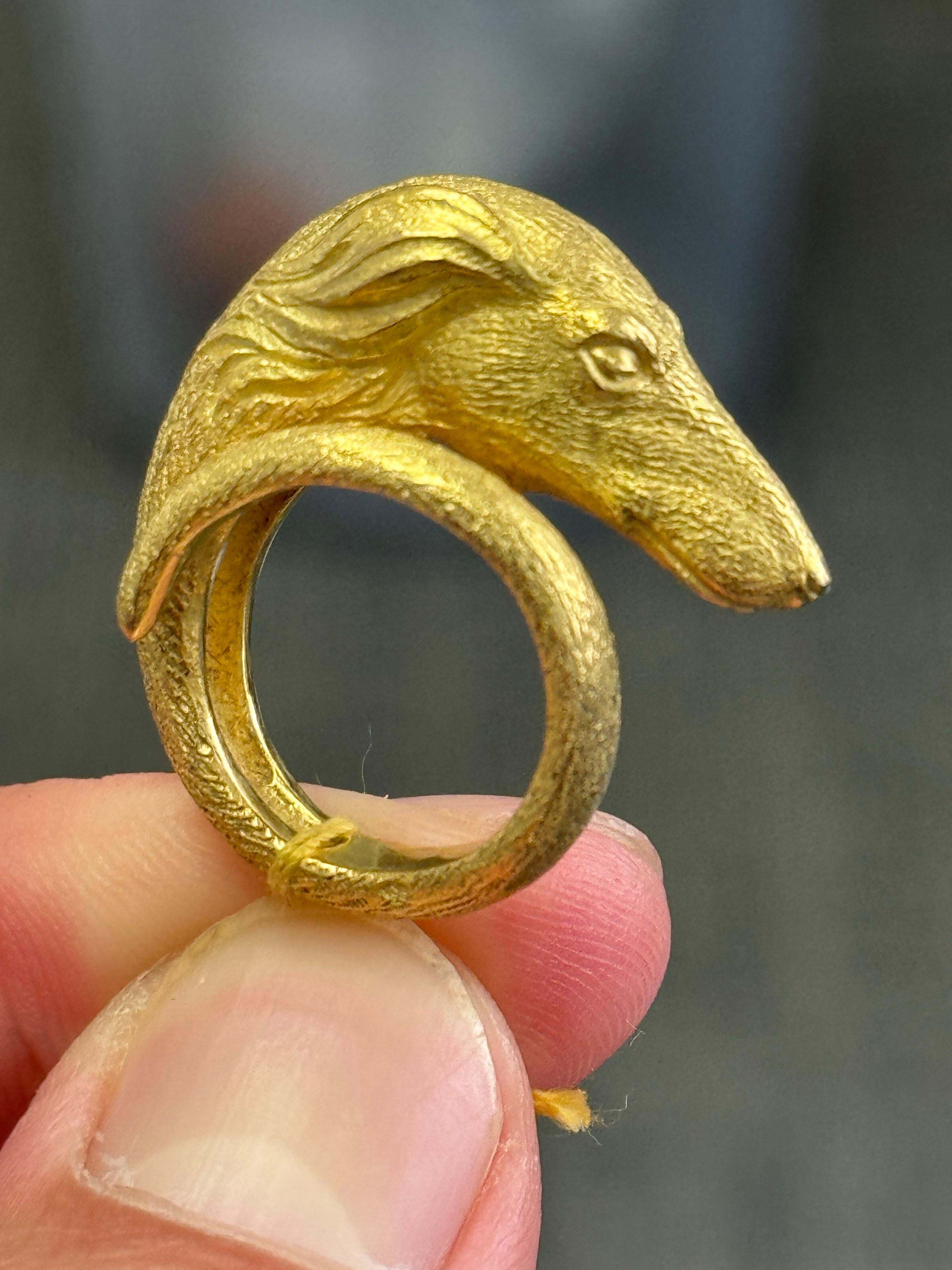 Bijou aussi épuré et élégant que l'animal qu'il représente, cet adorable petit anneau d'auriculaire signé Cartier se porte aussi bien en bague qu'en porte-foulard.  Magnifiquement modelé et texturé en surface sur toutes ses faces, il glisse sur le