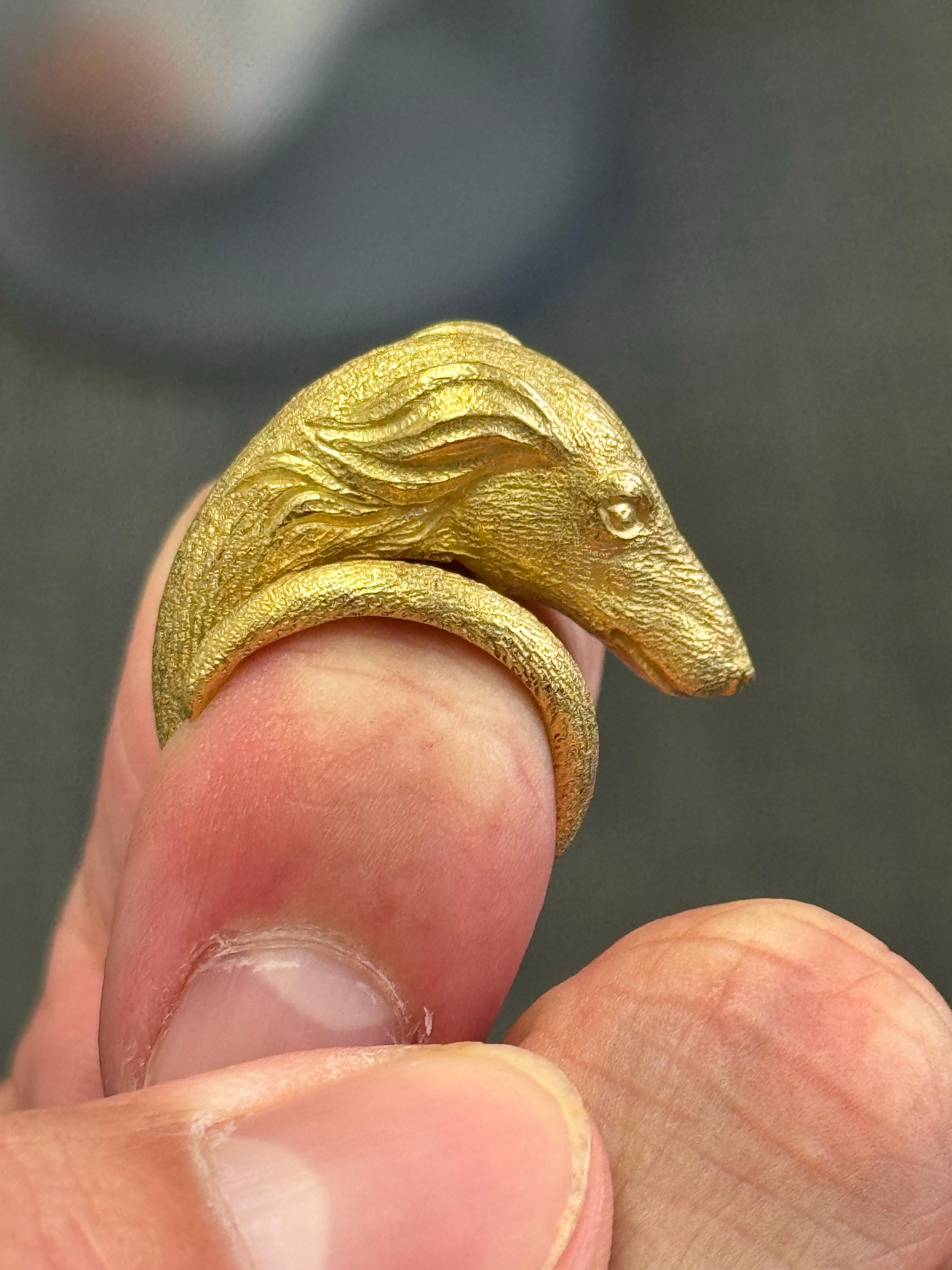 Moderne Bague lévrier en or jaune 18 carats de Cartier France en vente