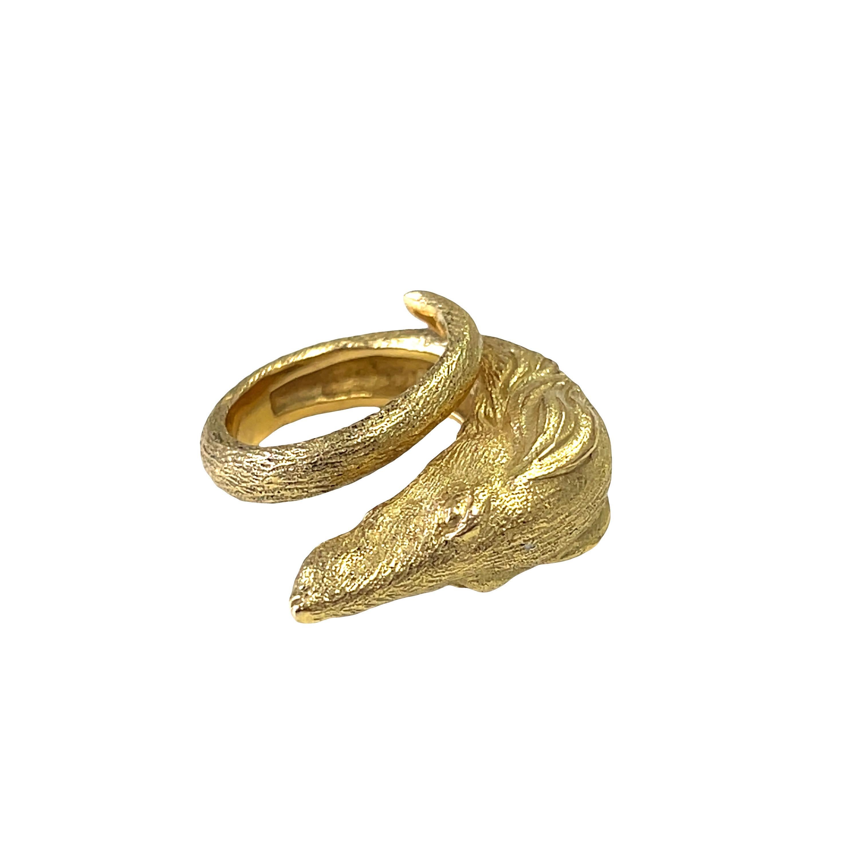 Bague lévrier en or jaune 18 carats de Cartier France Unisexe en vente