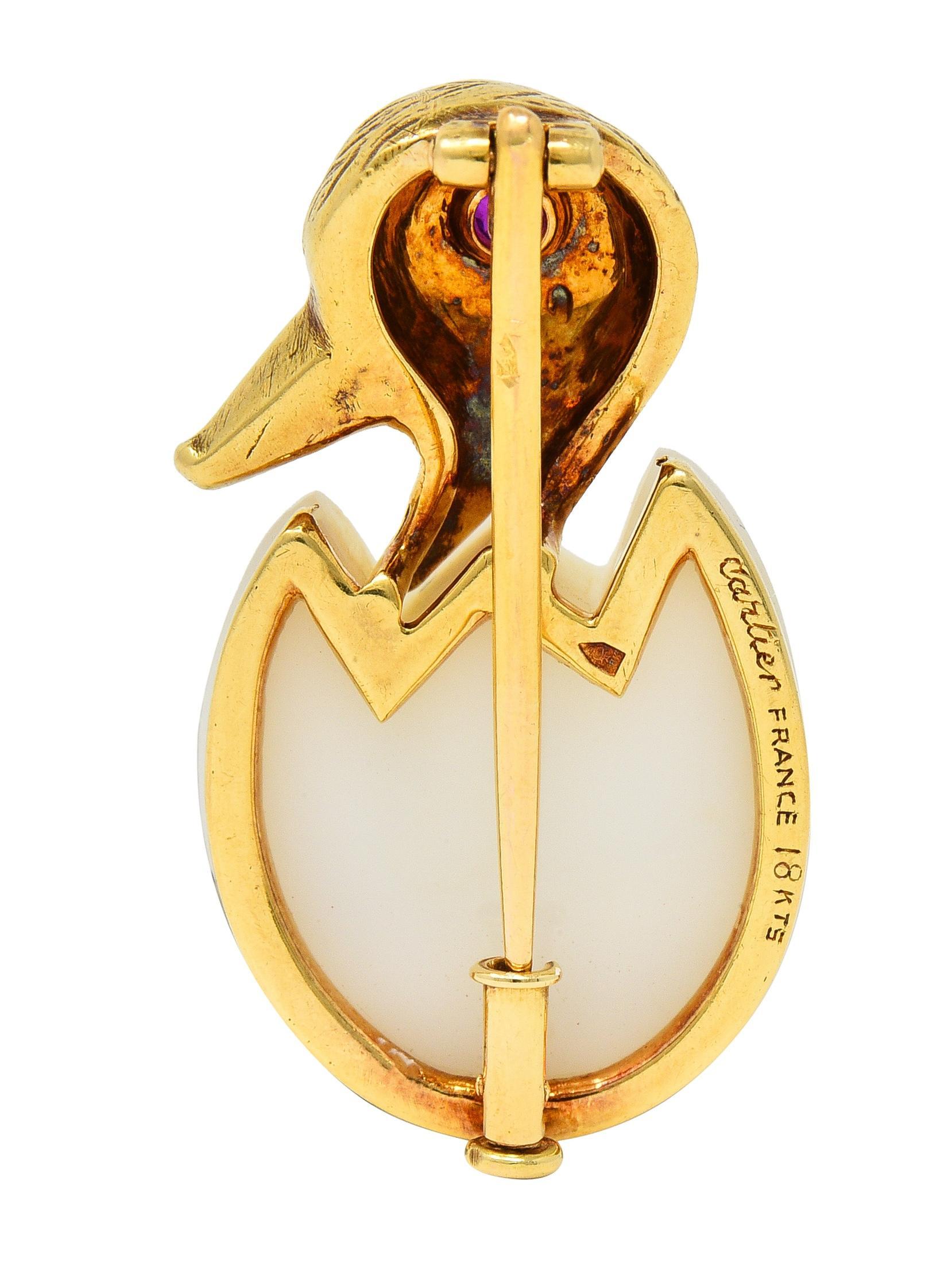 Taille ronde Cartier France, broche oiseau attachant en or jaune 18 carats, calcédoine et rubis, années 1960 en vente