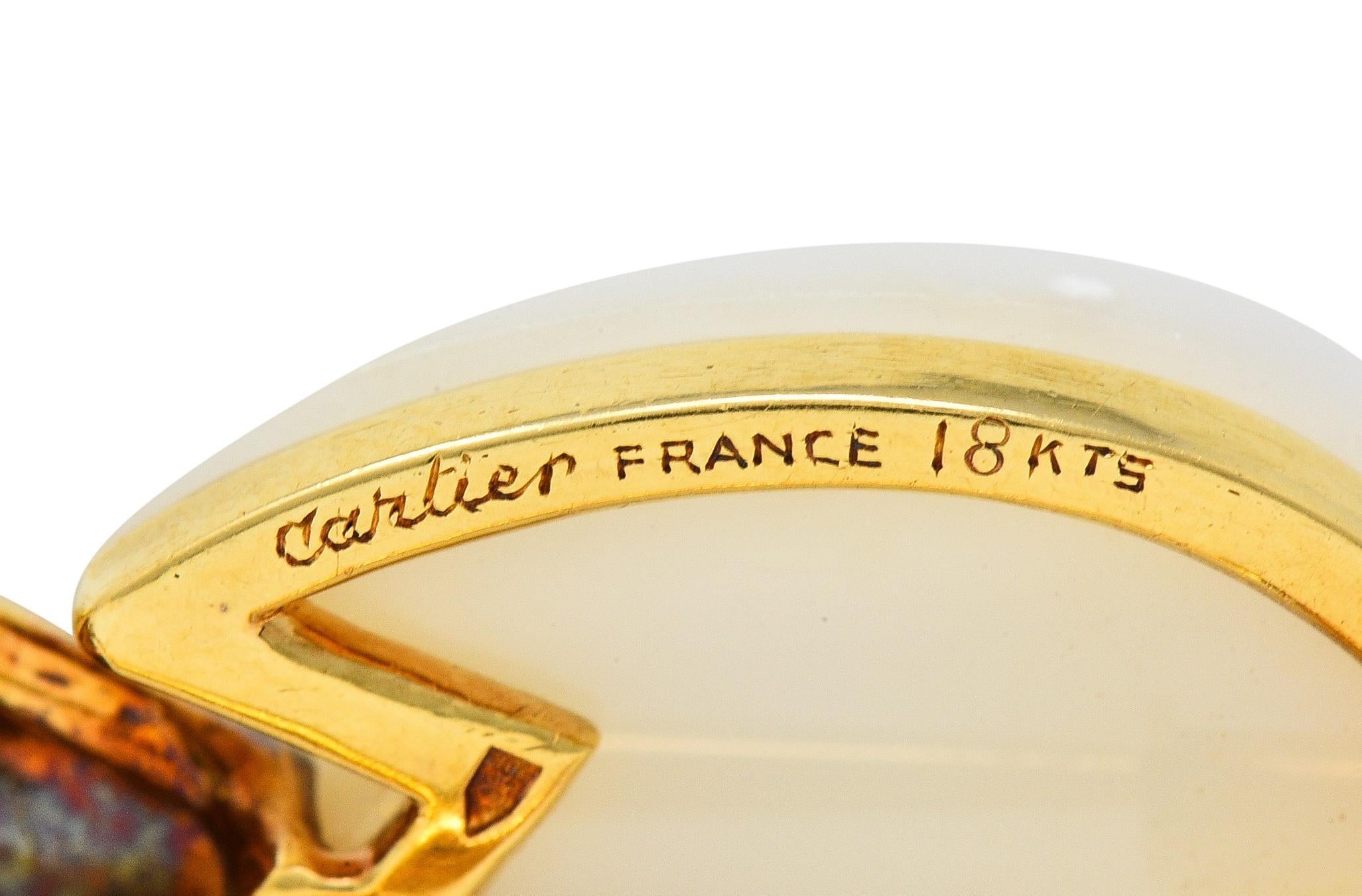 Cartier France, broche oiseau attachant en or jaune 18 carats, calcédoine et rubis, années 1960 en vente 1